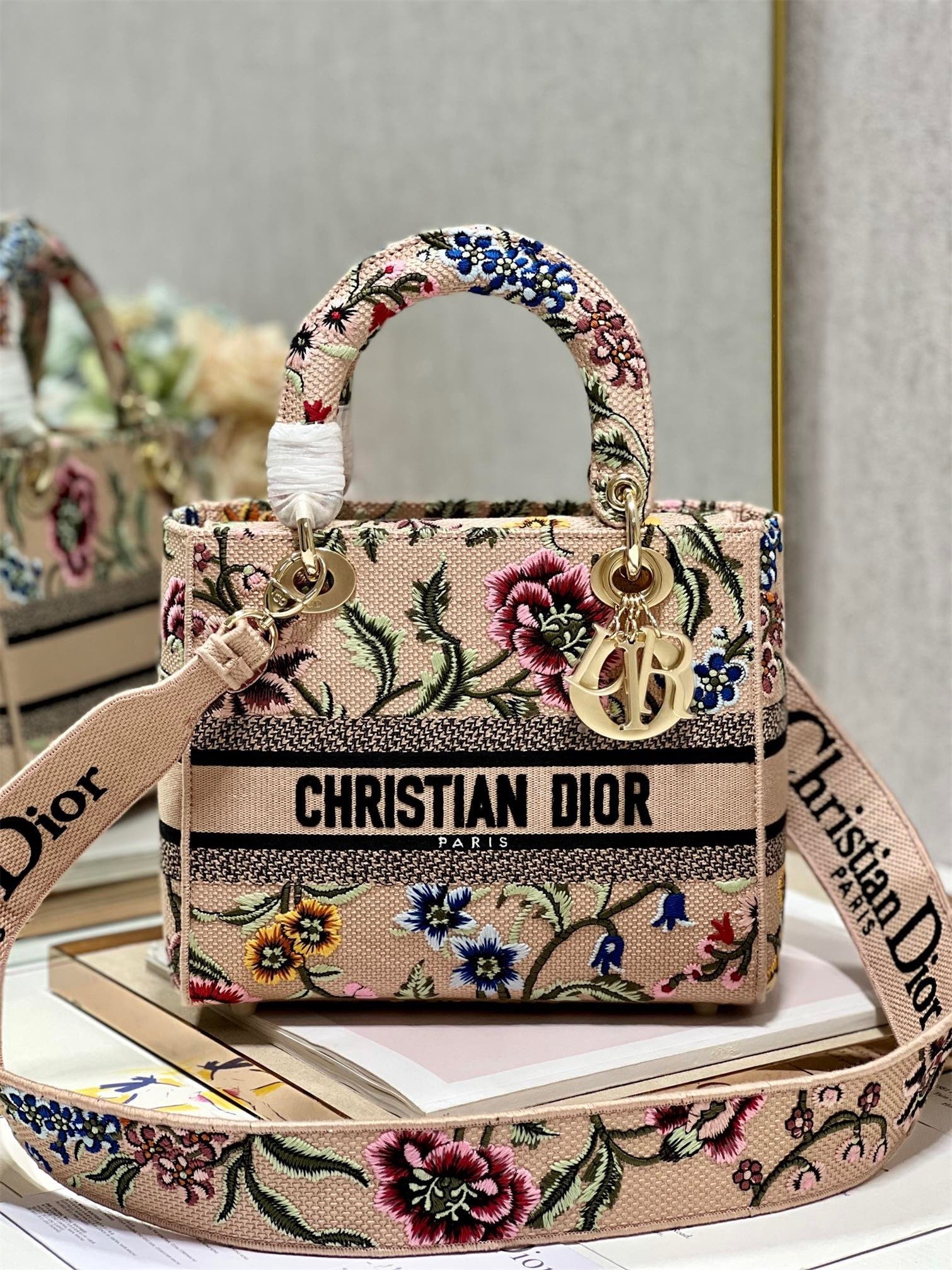D*or lady d-lite medium bag in beige raffia embroidered with D*or petites fleurs