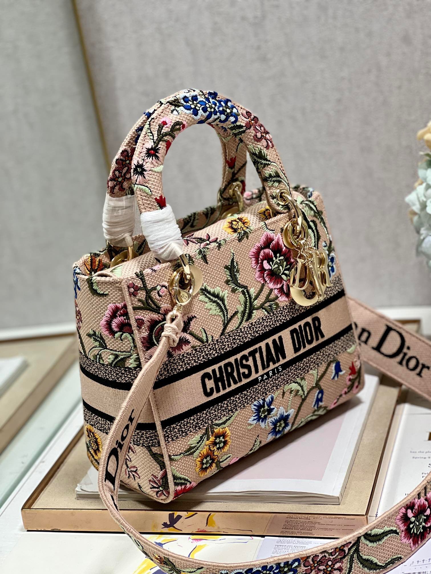 D*or lady d-lite medium bag in beige raffia embroidered with D*or petites fleurs