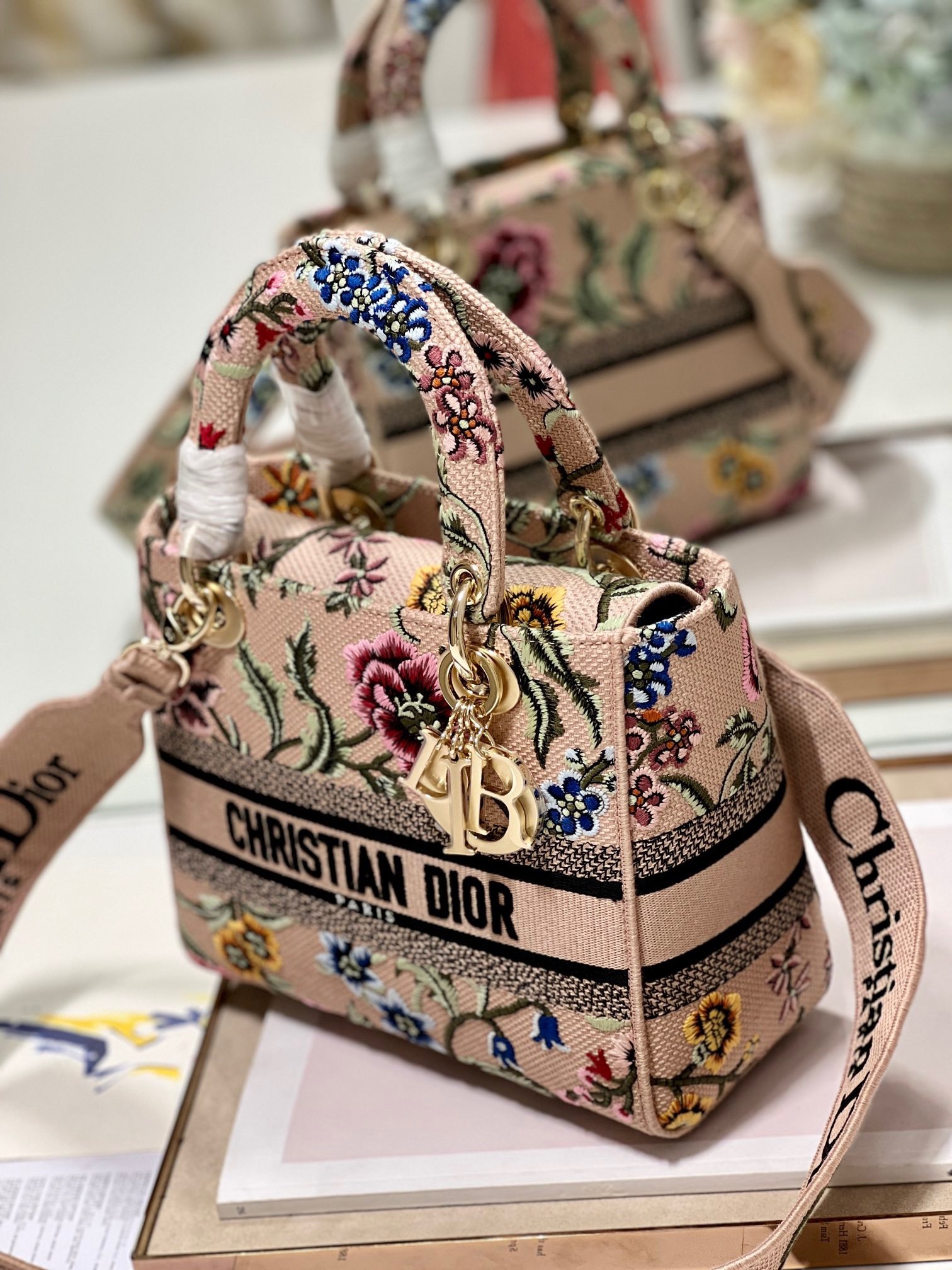 D*or lady d-lite medium bag in beige raffia embroidered with D*or petites fleurs