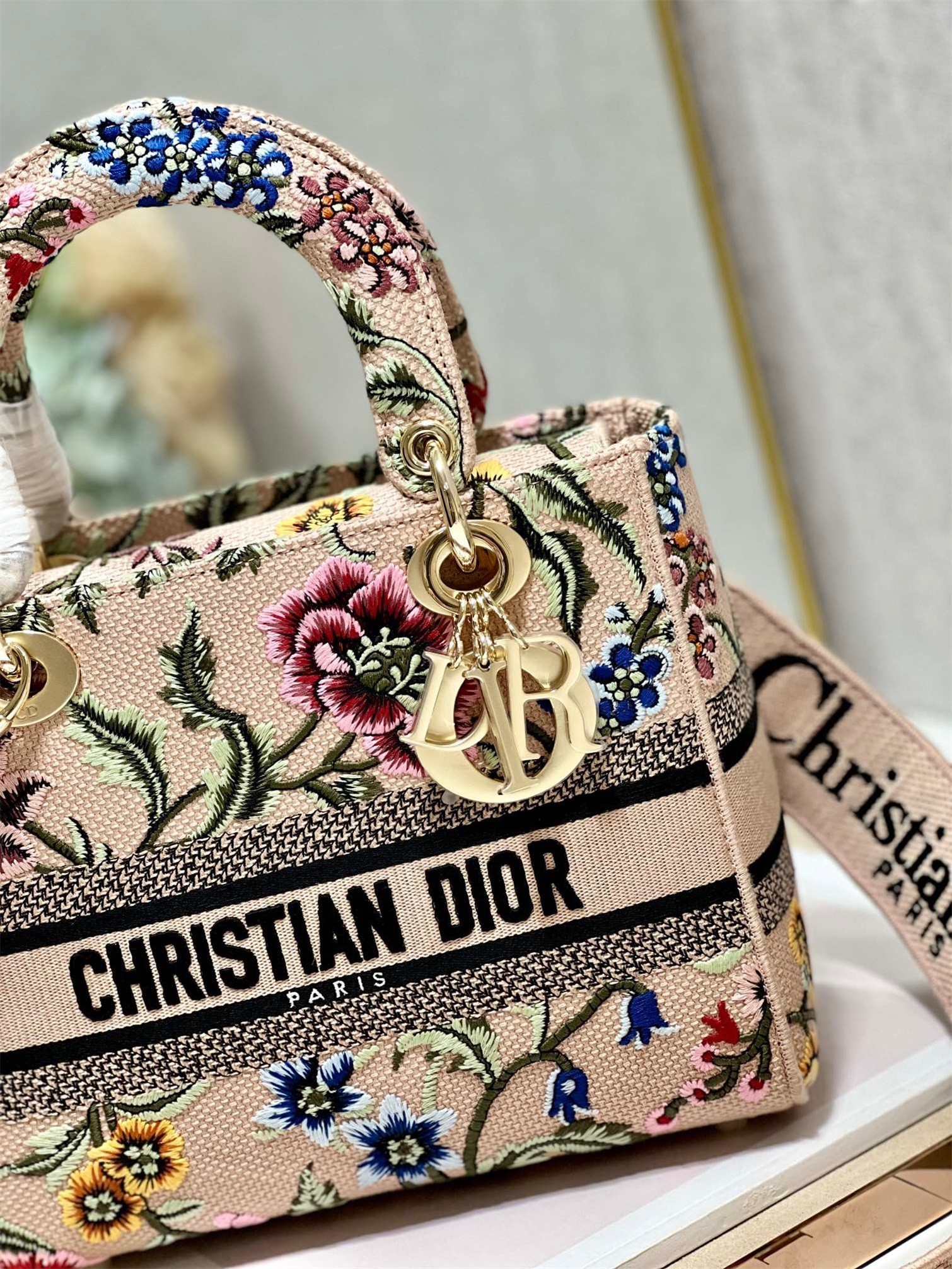 D*or lady d-lite medium bag in beige raffia embroidered with D*or petites fleurs