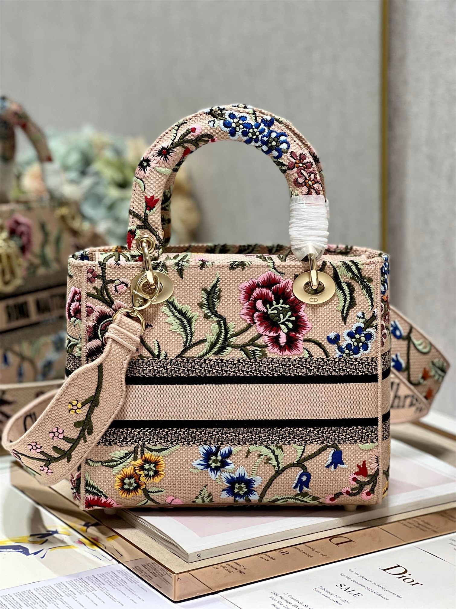 D*or lady d-lite medium bag in beige raffia embroidered with D*or petites fleurs