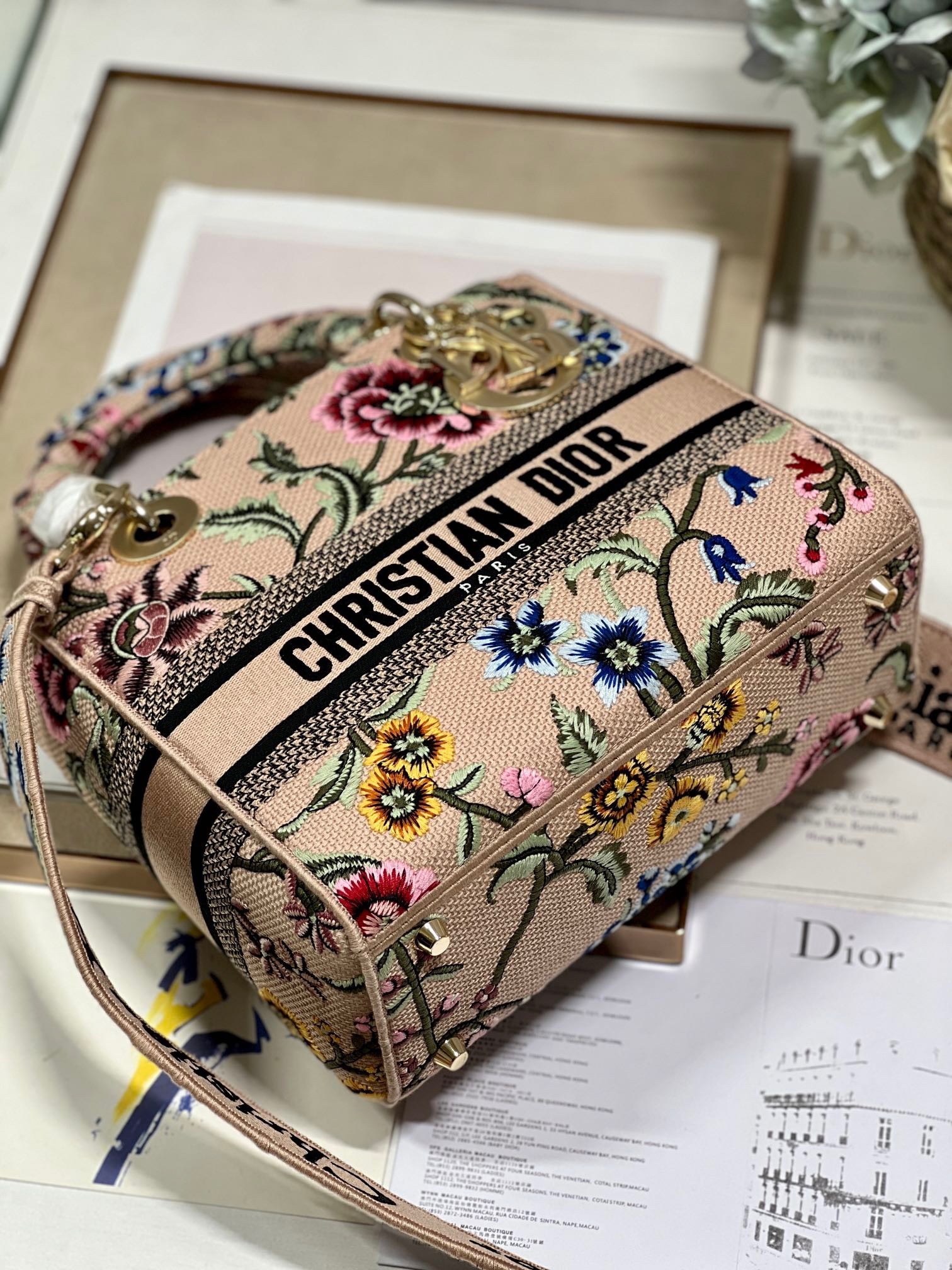 D*or lady d-lite medium bag in beige raffia embroidered with D*or petites fleurs