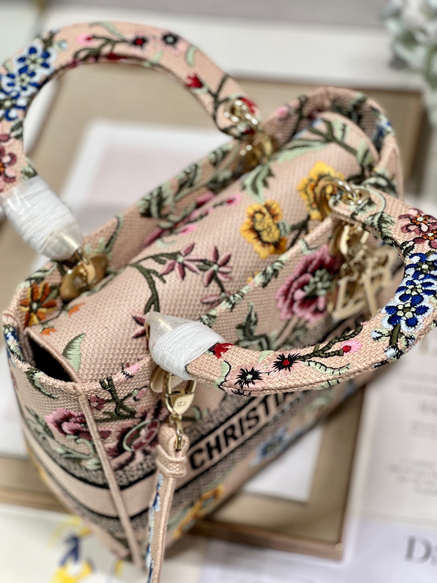 D*or lady d-lite medium bag in beige raffia embroidered with D*or petites fleurs