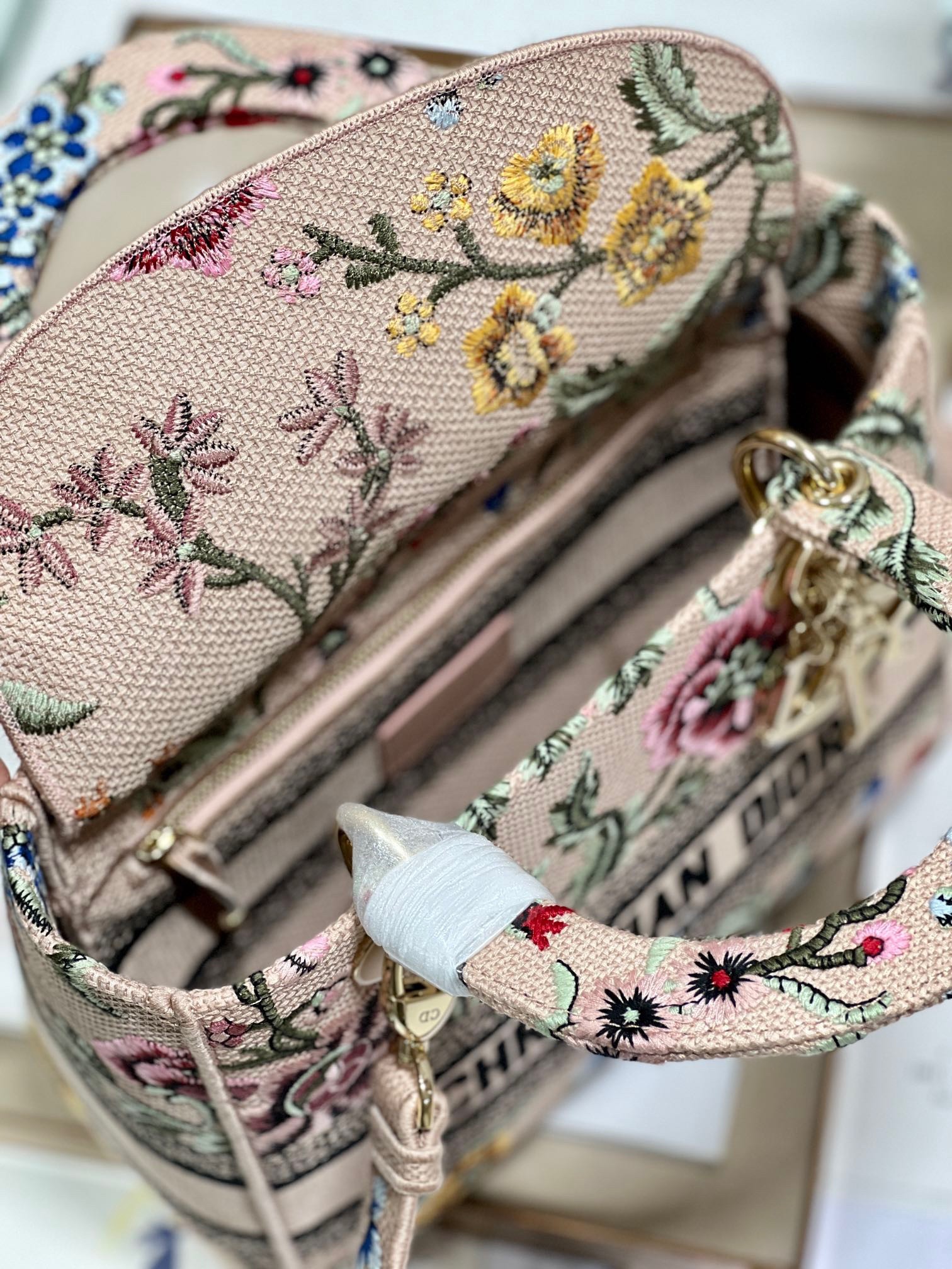 D*or lady d-lite medium bag in beige raffia embroidered with D*or petites fleurs