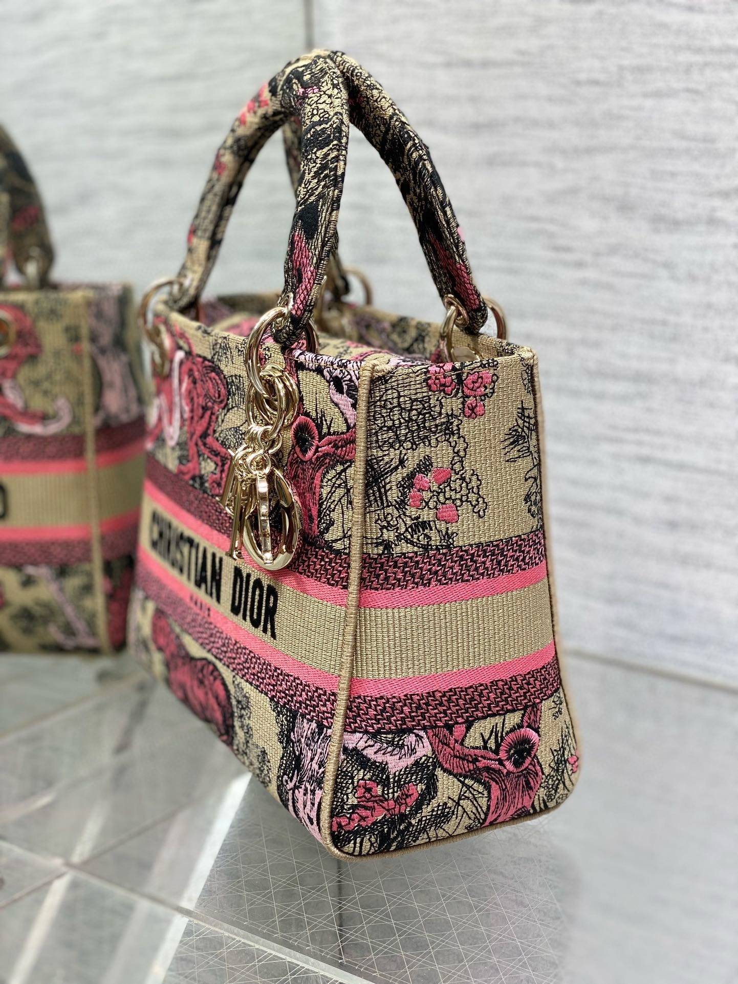D*or D*oriviera lady d-lite medium bag in raffia with pink toile de jouy sauvage embroidery