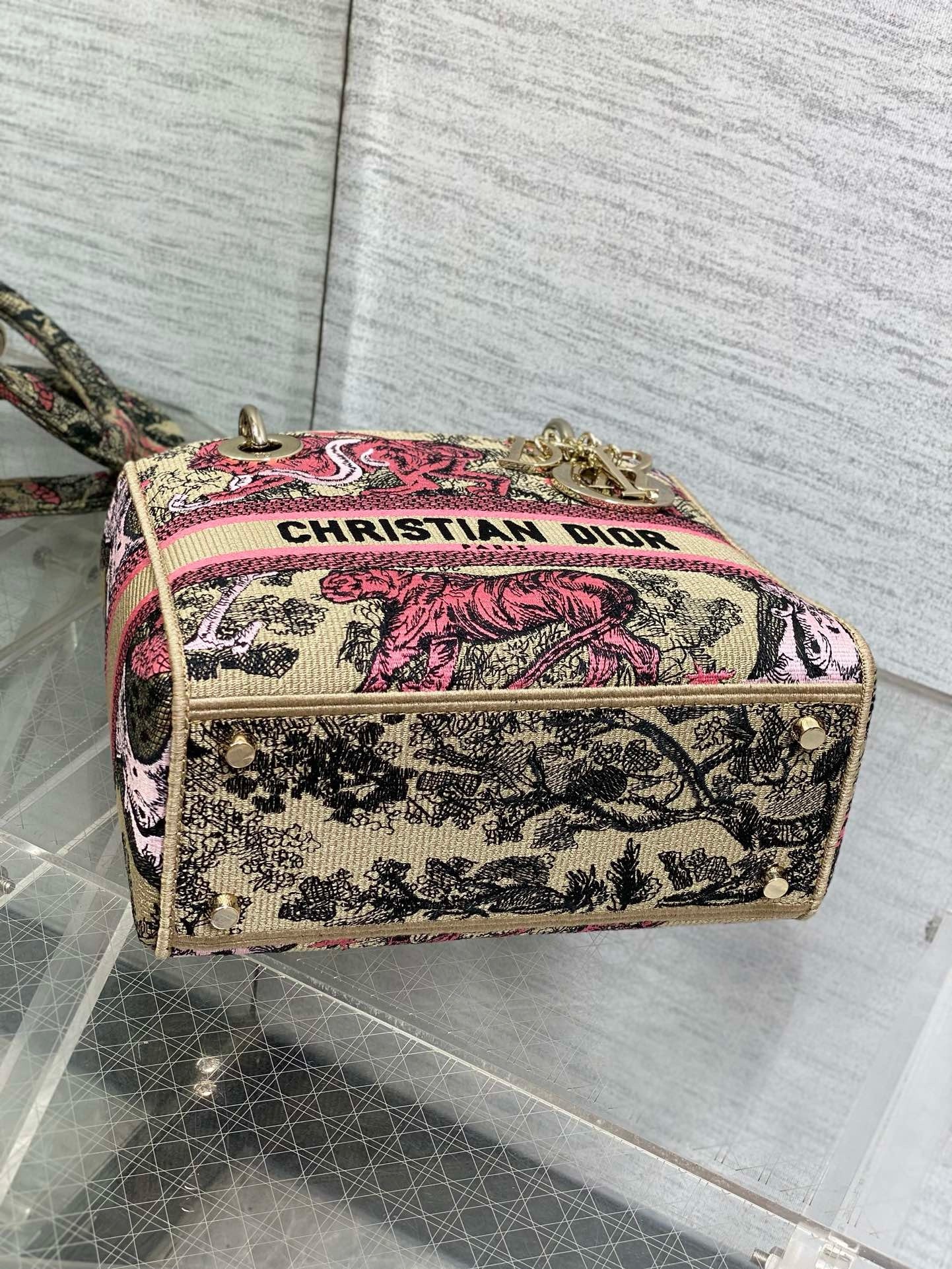 D*or D*oriviera lady d-lite medium bag in raffia with pink toile de jouy sauvage embroidery