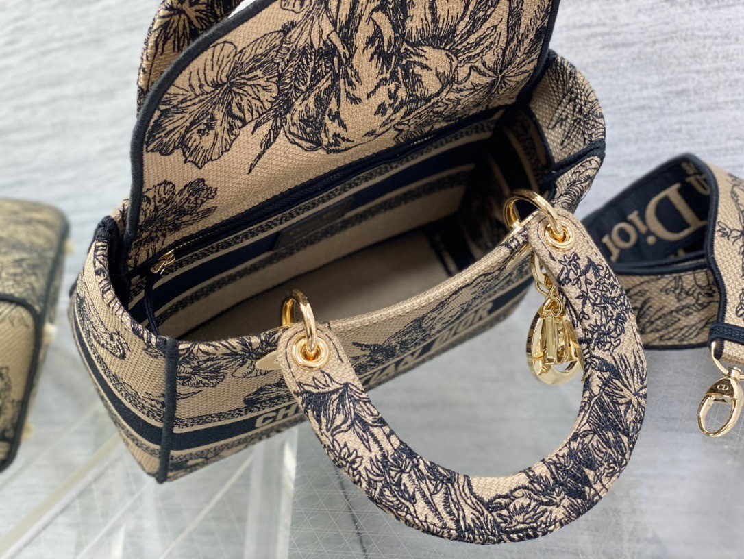 D*or lady d-lite medium bag in beige toile de jouy voyage embroidery