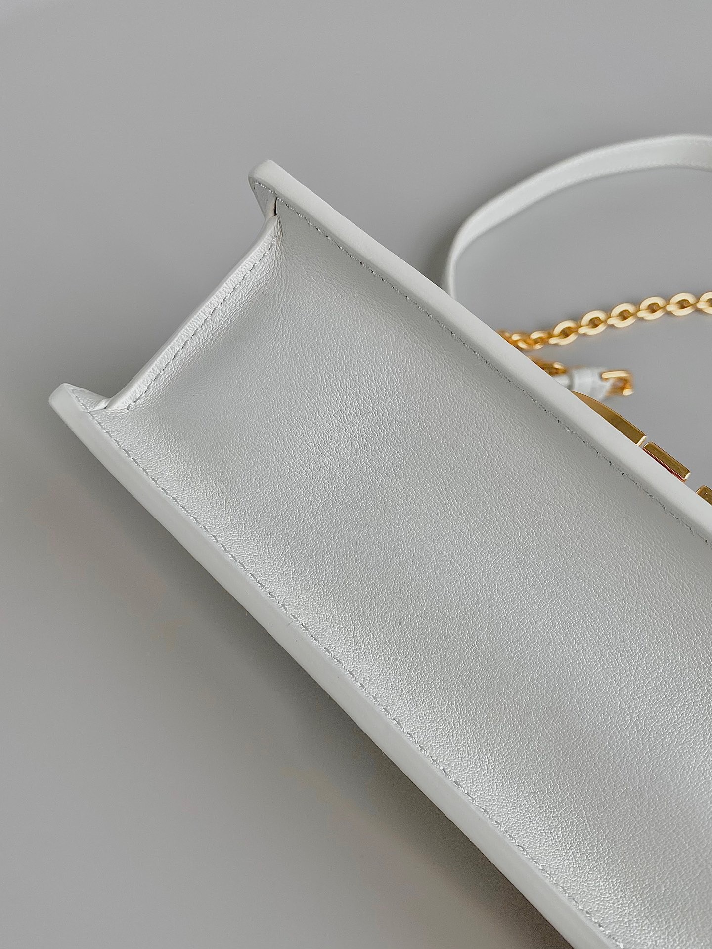 D*or 30 montaigne east-west bag with chain in white calfskin