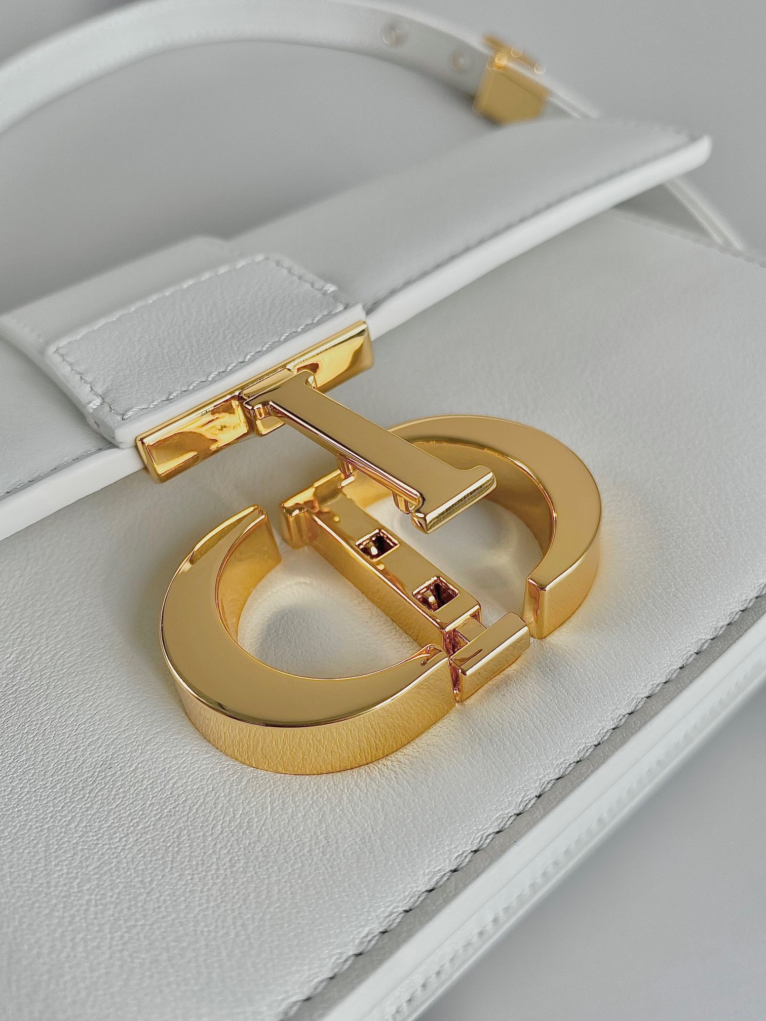 D*or 30 montaigne east-west bag with chain in white calfskin