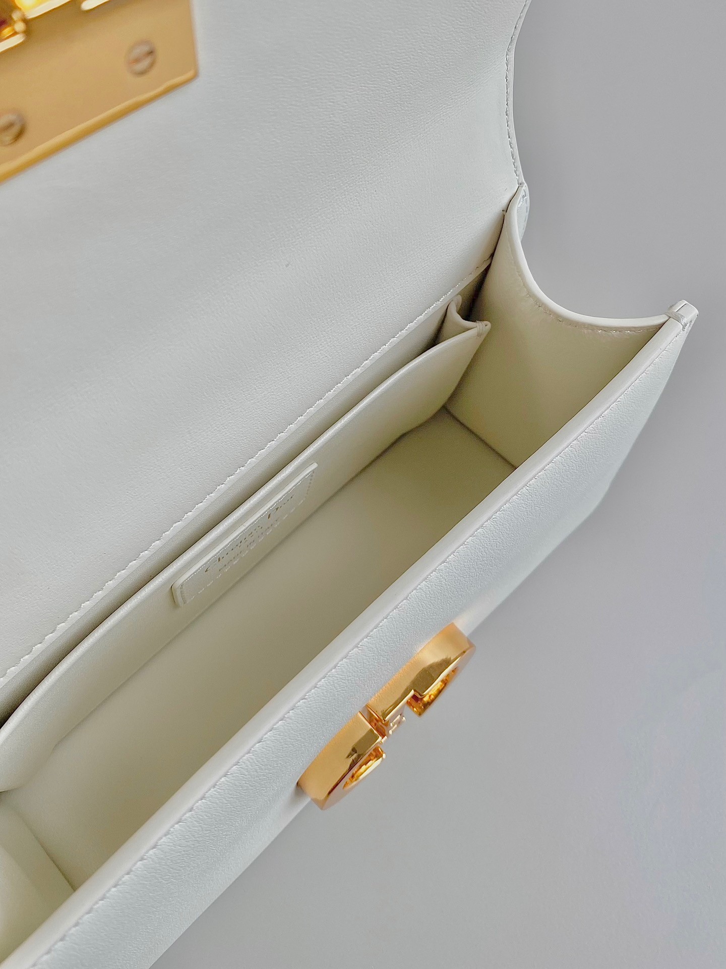 D*or 30 montaigne east-west bag with chain in white calfskin