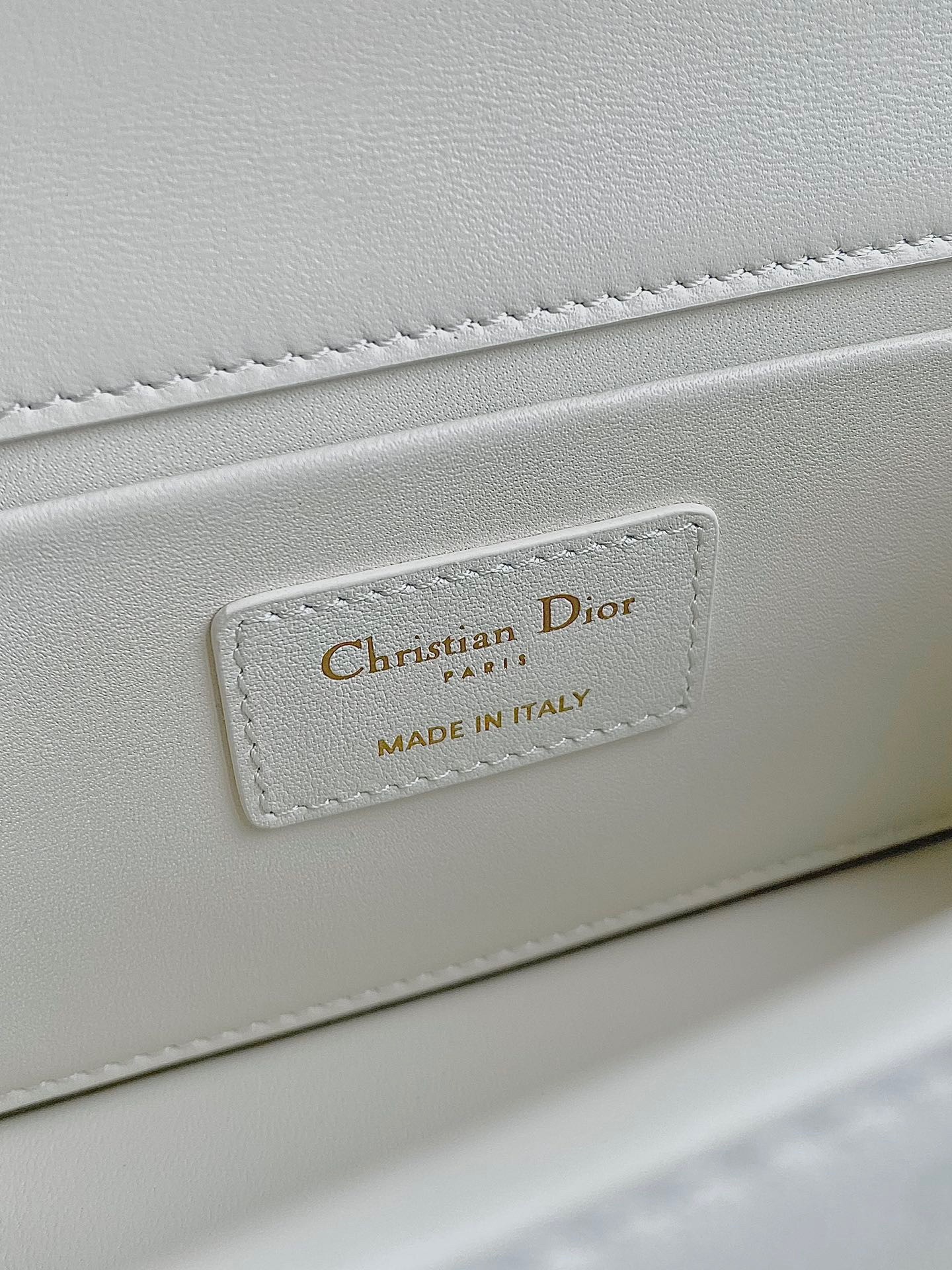 D*or 30 montaigne east-west bag with chain in white calfskin
