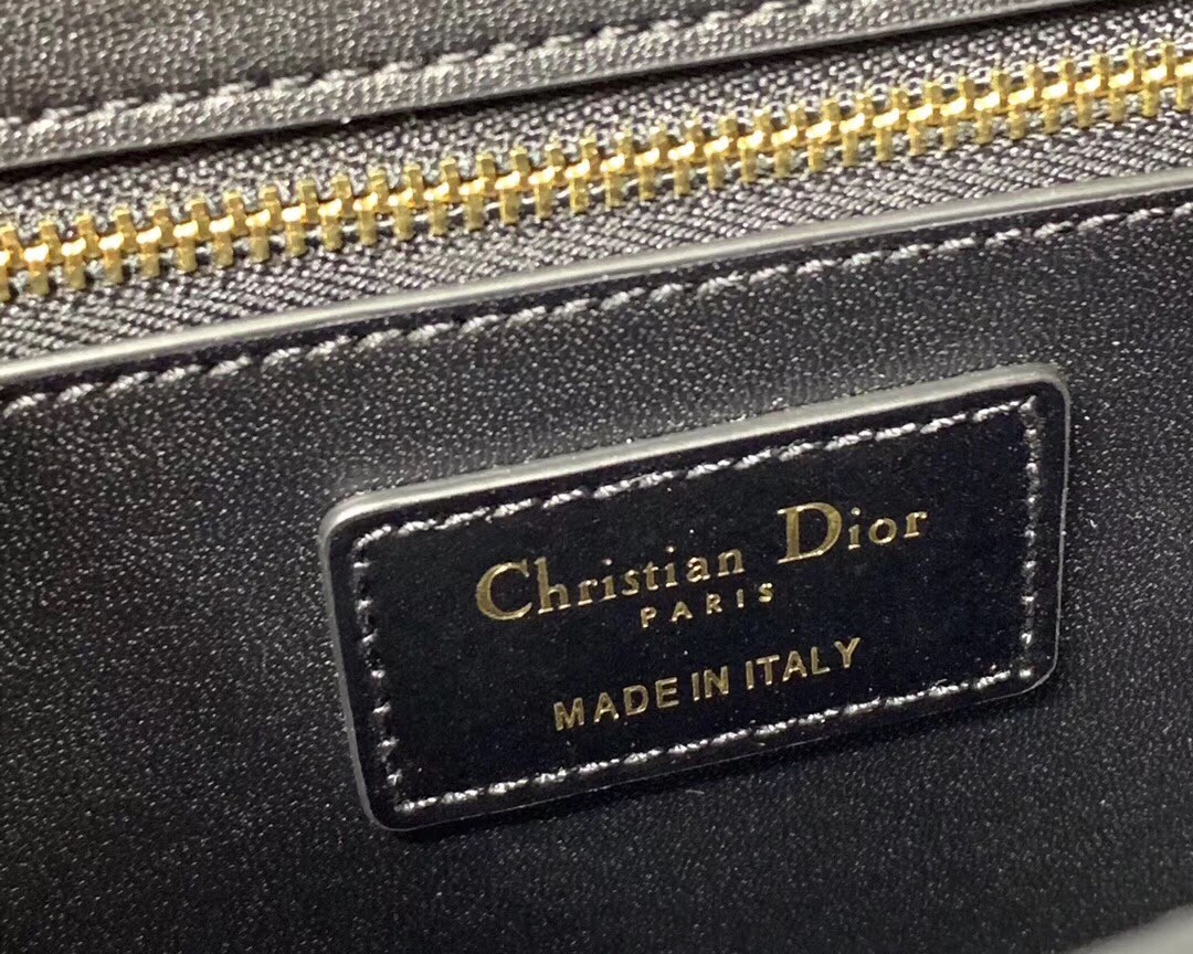 D*or 30 montaigne shoulder bag in black calfskin