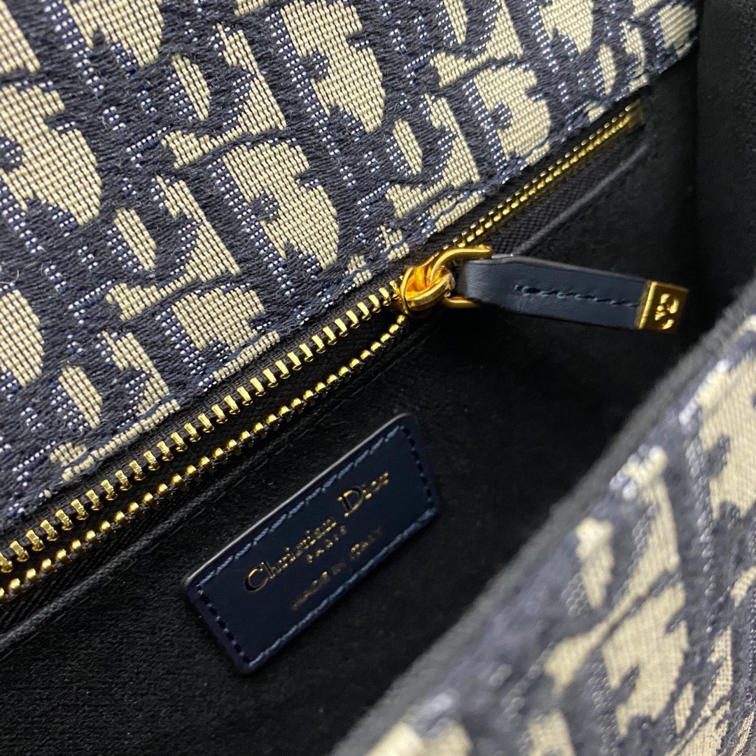 D*or 30 montaigne bag with chain in blue oblique jacquard