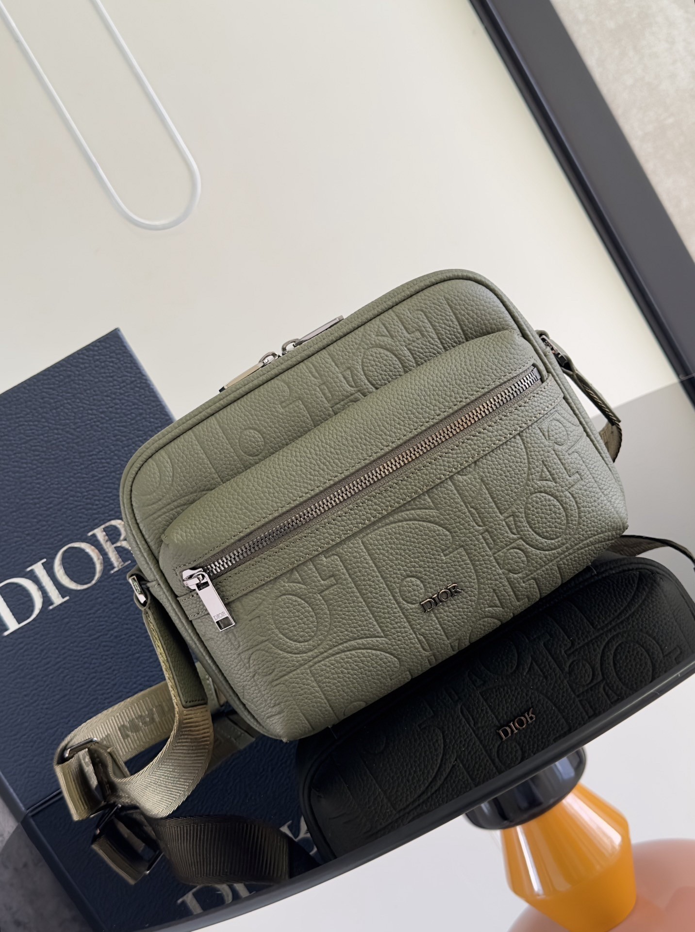 D*or rider 2.0 zipped messenger bag in khaki gravity leather