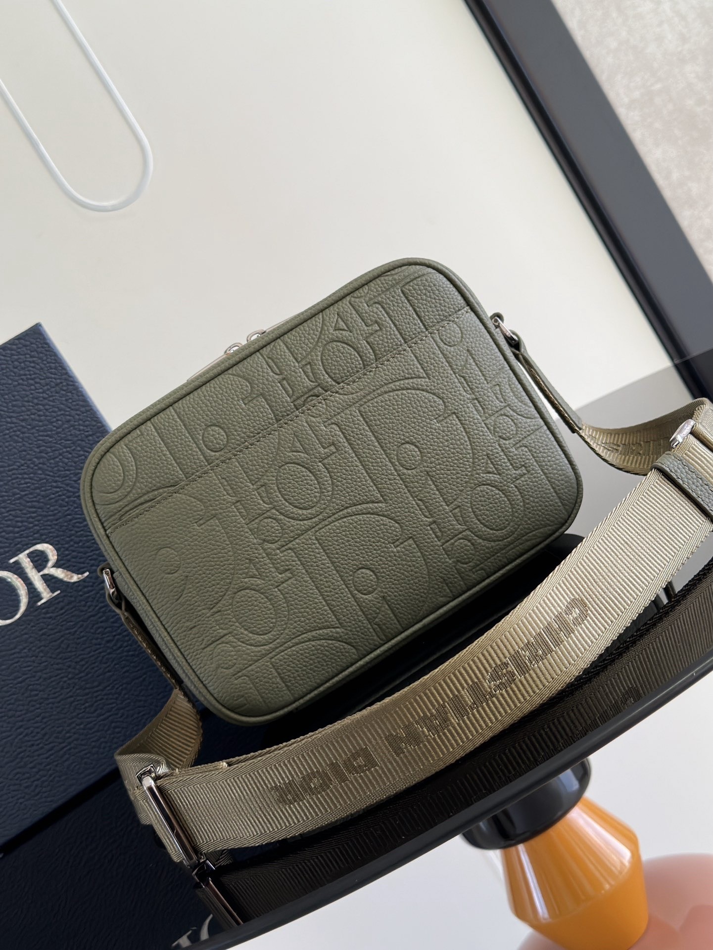 D*or rider 2.0 zipped messenger bag in khaki gravity leather