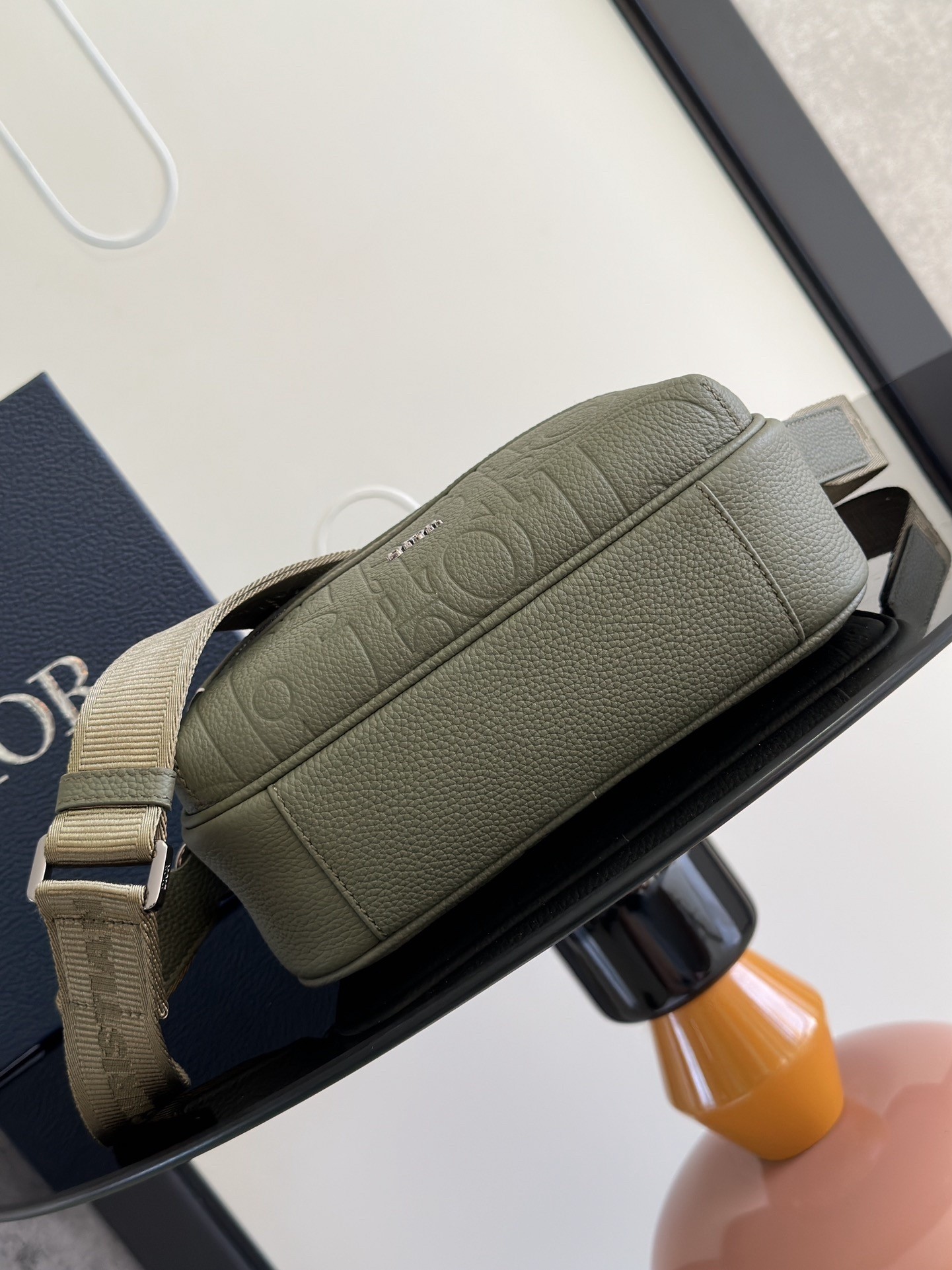 D*or rider 2.0 zipped messenger bag in khaki gravity leather
