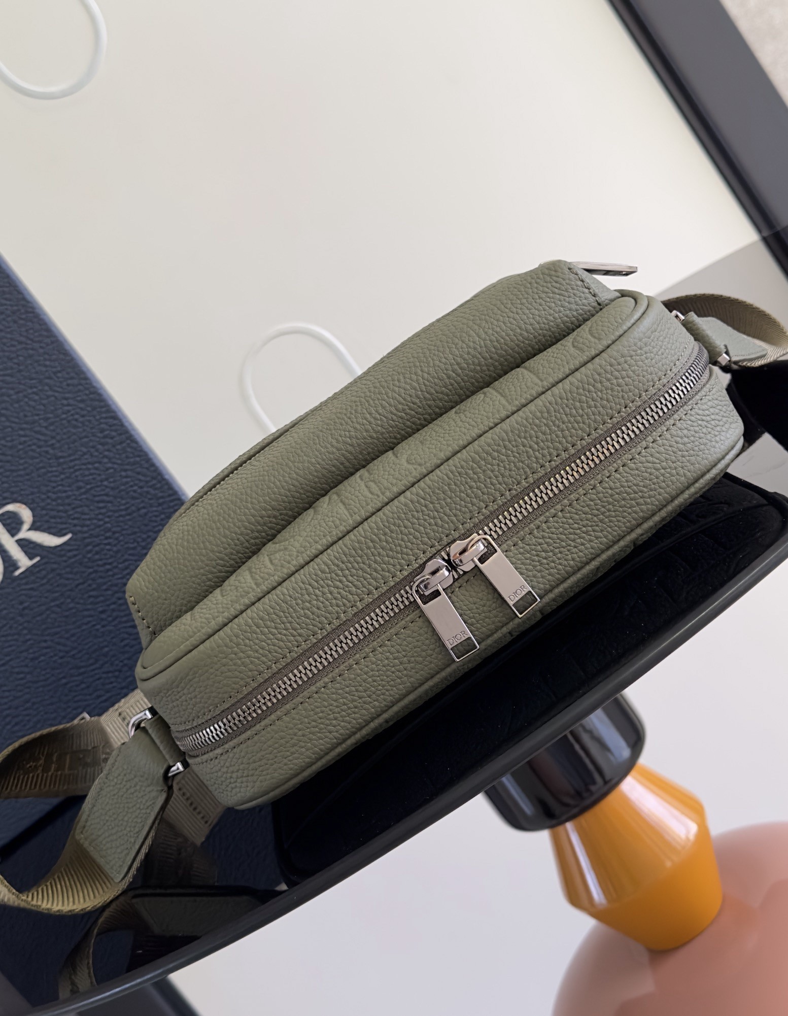 D*or rider 2.0 zipped messenger bag in khaki gravity leather