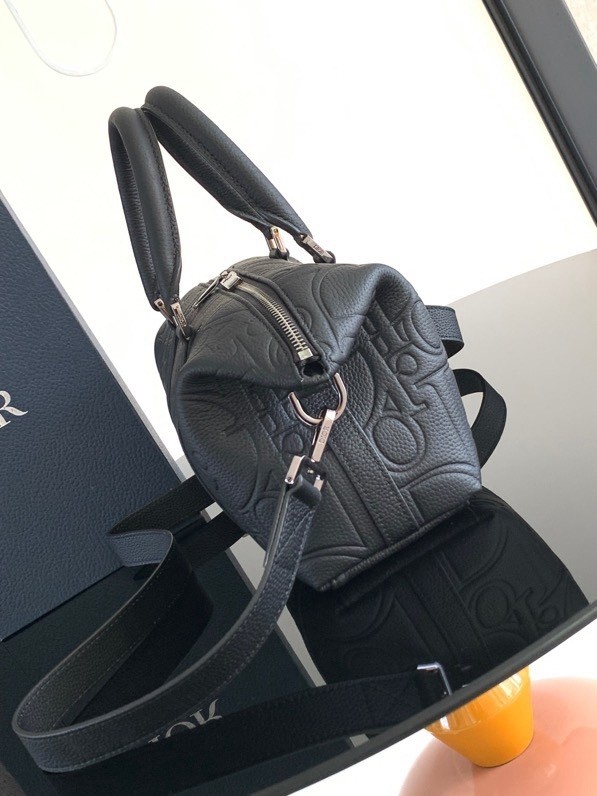 D*or weekender 25 bag in black D*or gravity leather