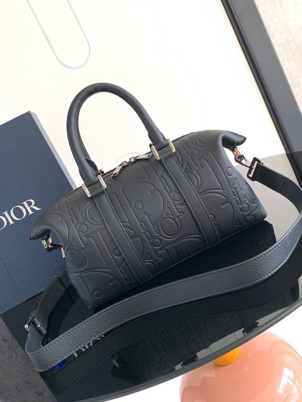 D*or weekender 25 bag in black D*or gravity leather