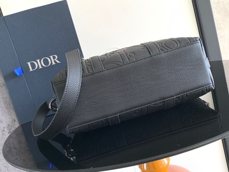 D*or weekender 25 bag in black D*or gravity leather