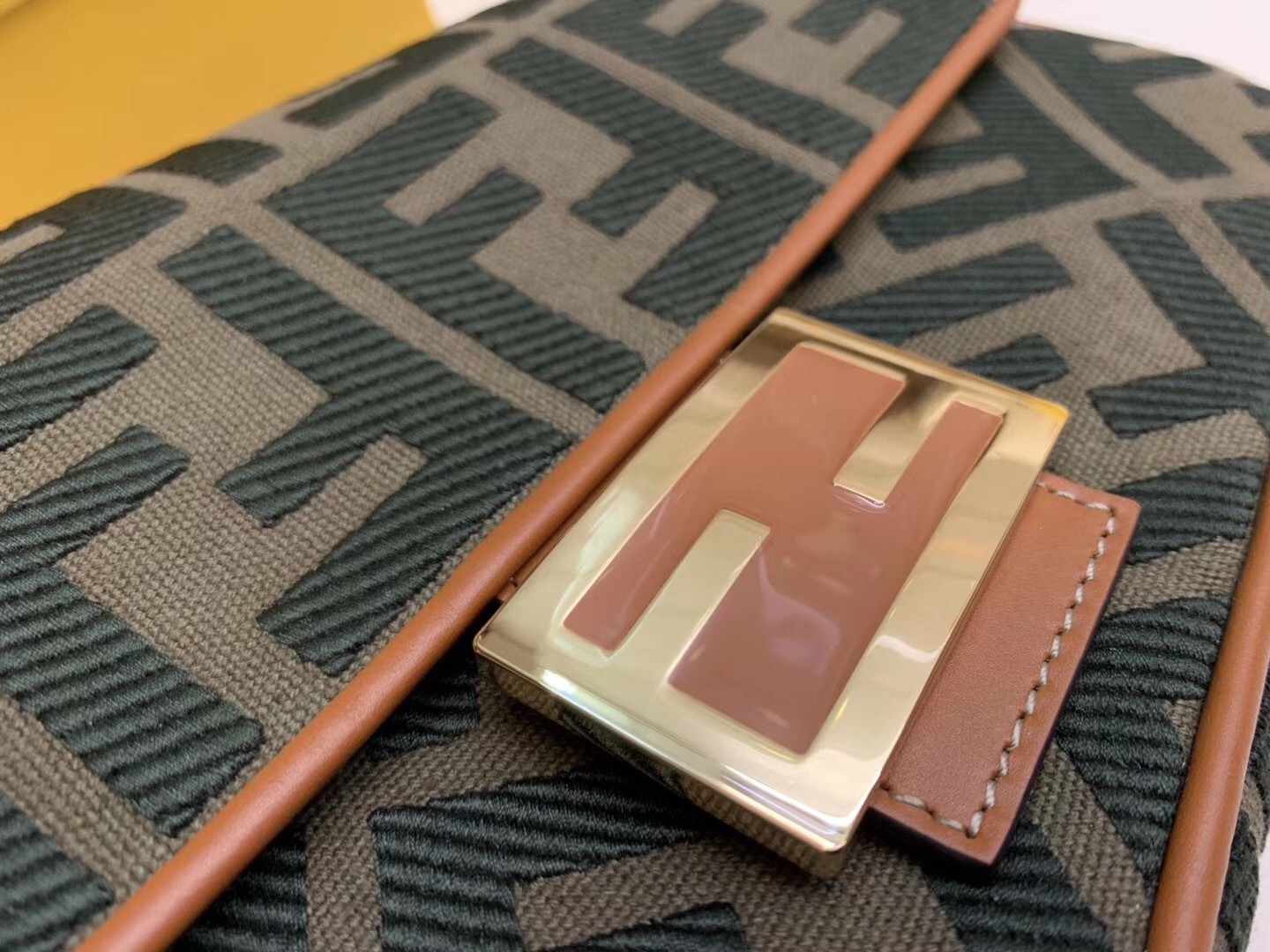 f**di baguette medium bag in green De*1m