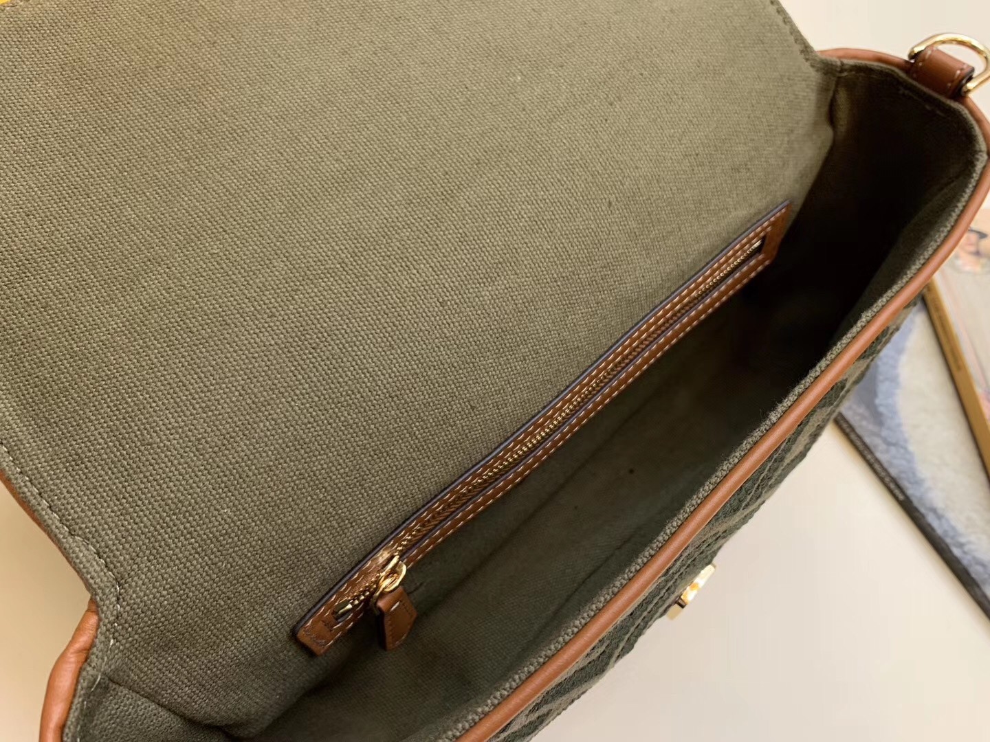 f**di baguette medium bag in green De*1m