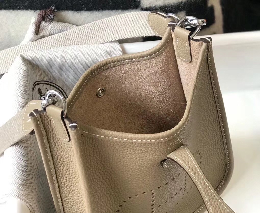 H**mes evelyne iii tpm mini bag in tourterelle clemence leather