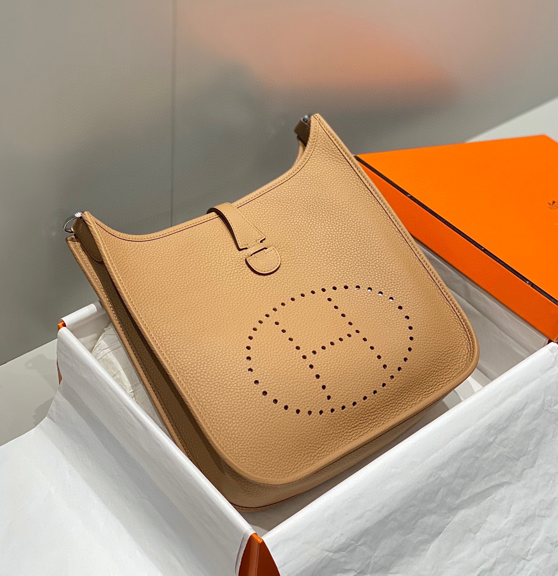 H**mes evelyne iii 29 bag in chai clemence leather
