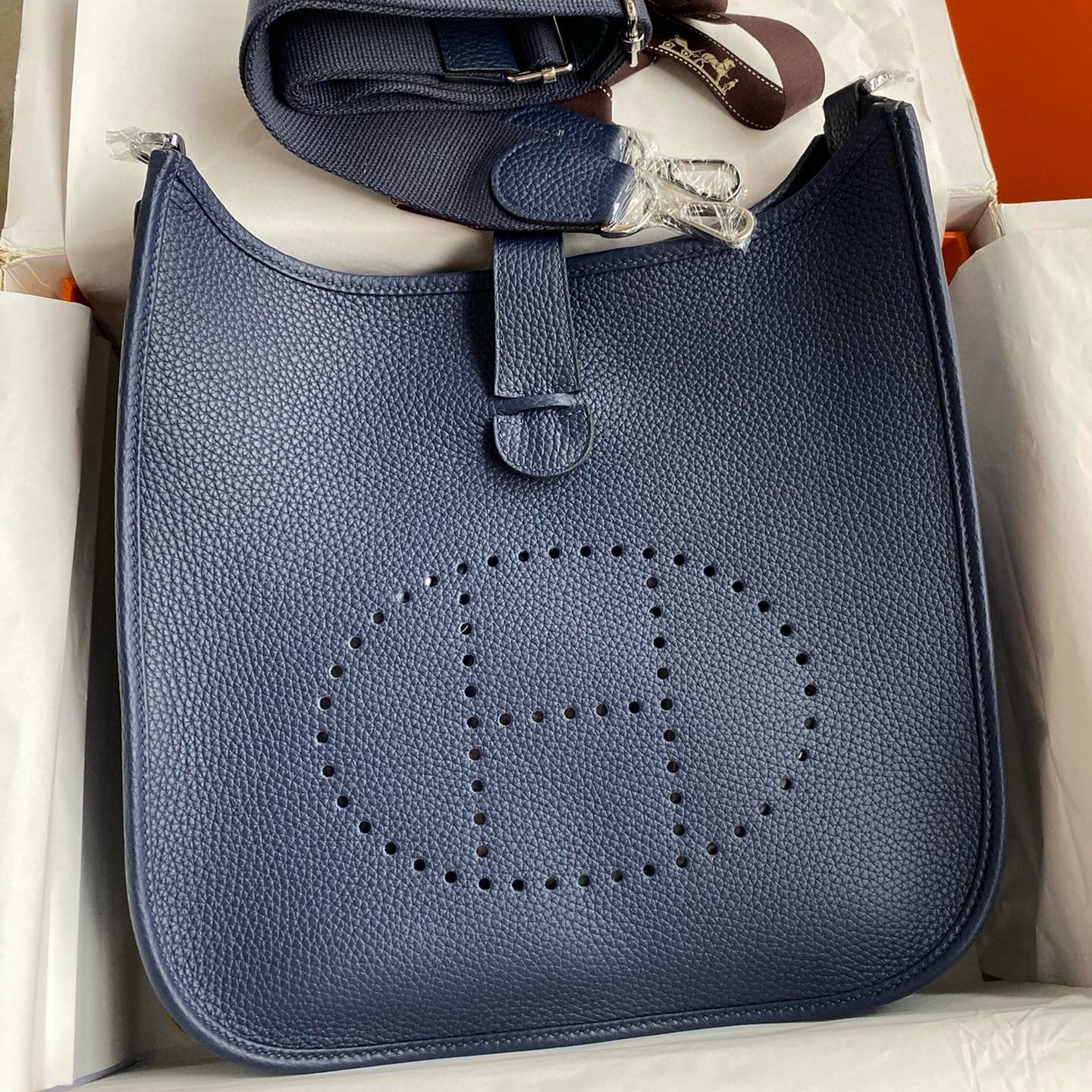 H**mes evelyne iii pm 29 handmade bag in blue saphir clemence leather