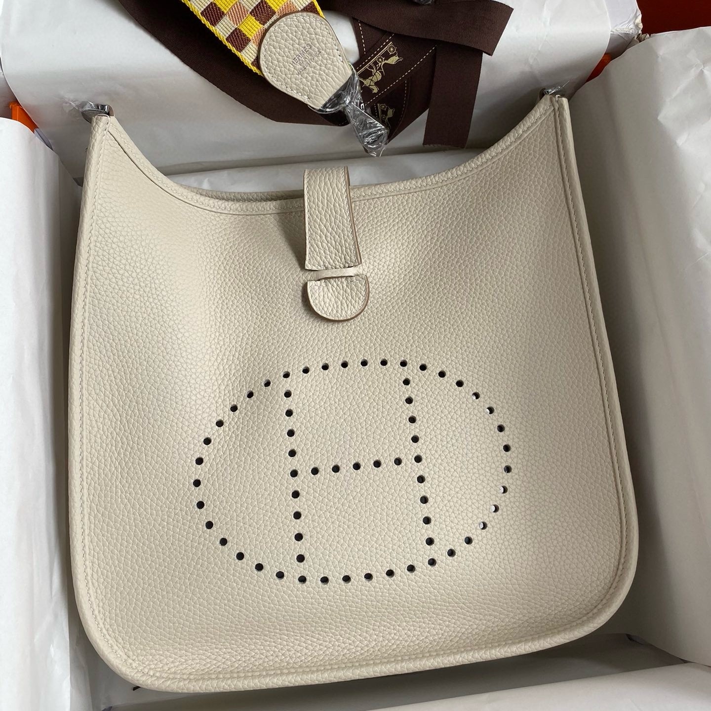 H**mes evelyne iii pm 29 handmade bag in craie clemence leather