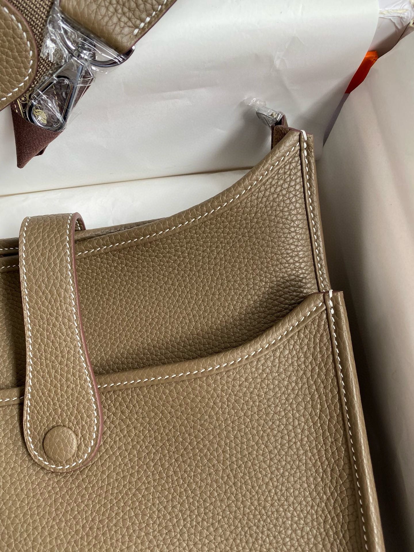 H**mes evelyne iii pm 29 handmade bag in taupe clemence leather