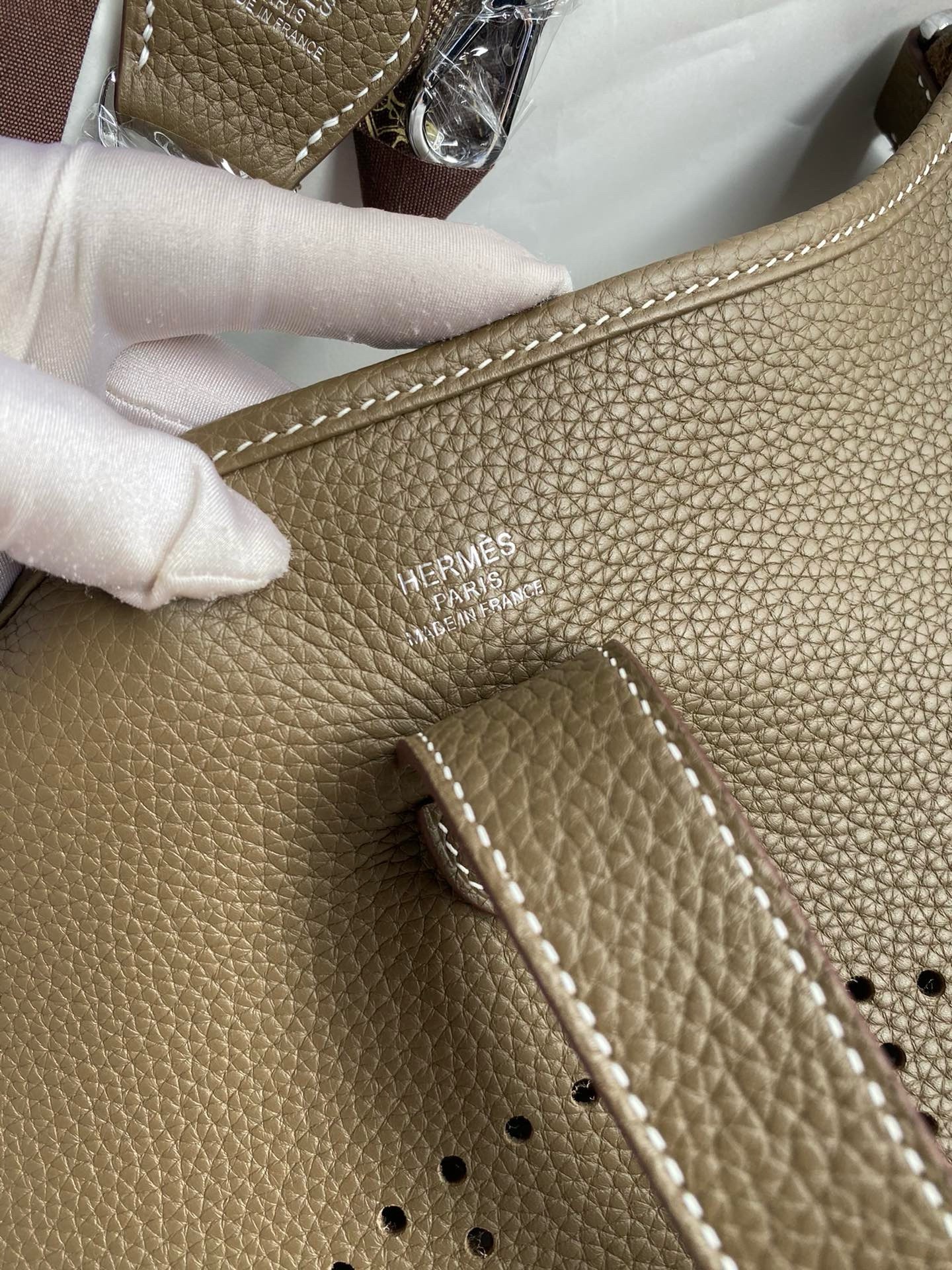 H**mes evelyne iii pm 29 handmade bag in taupe clemence leather
