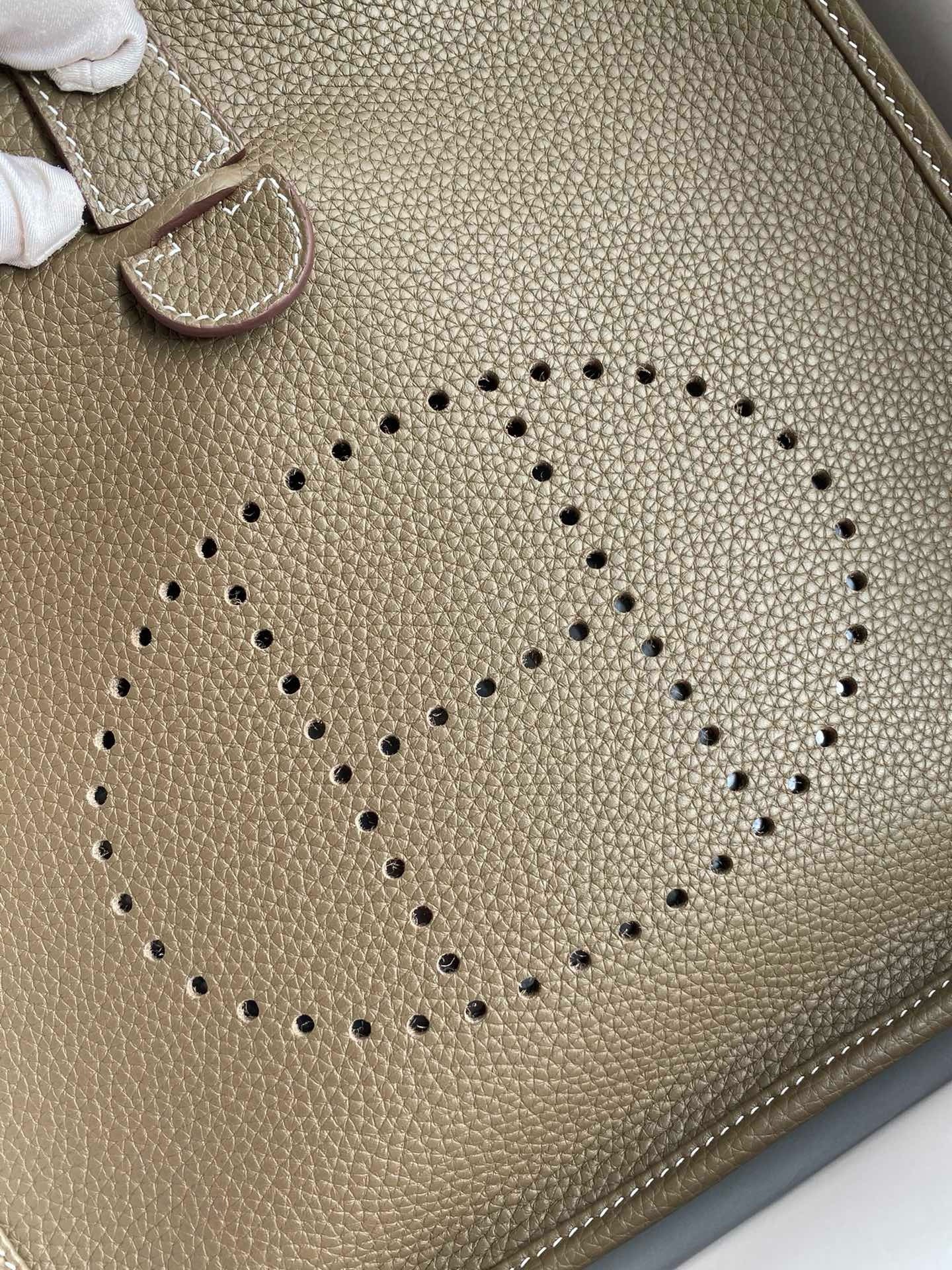 H**mes evelyne iii pm 29 handmade bag in taupe clemence leather