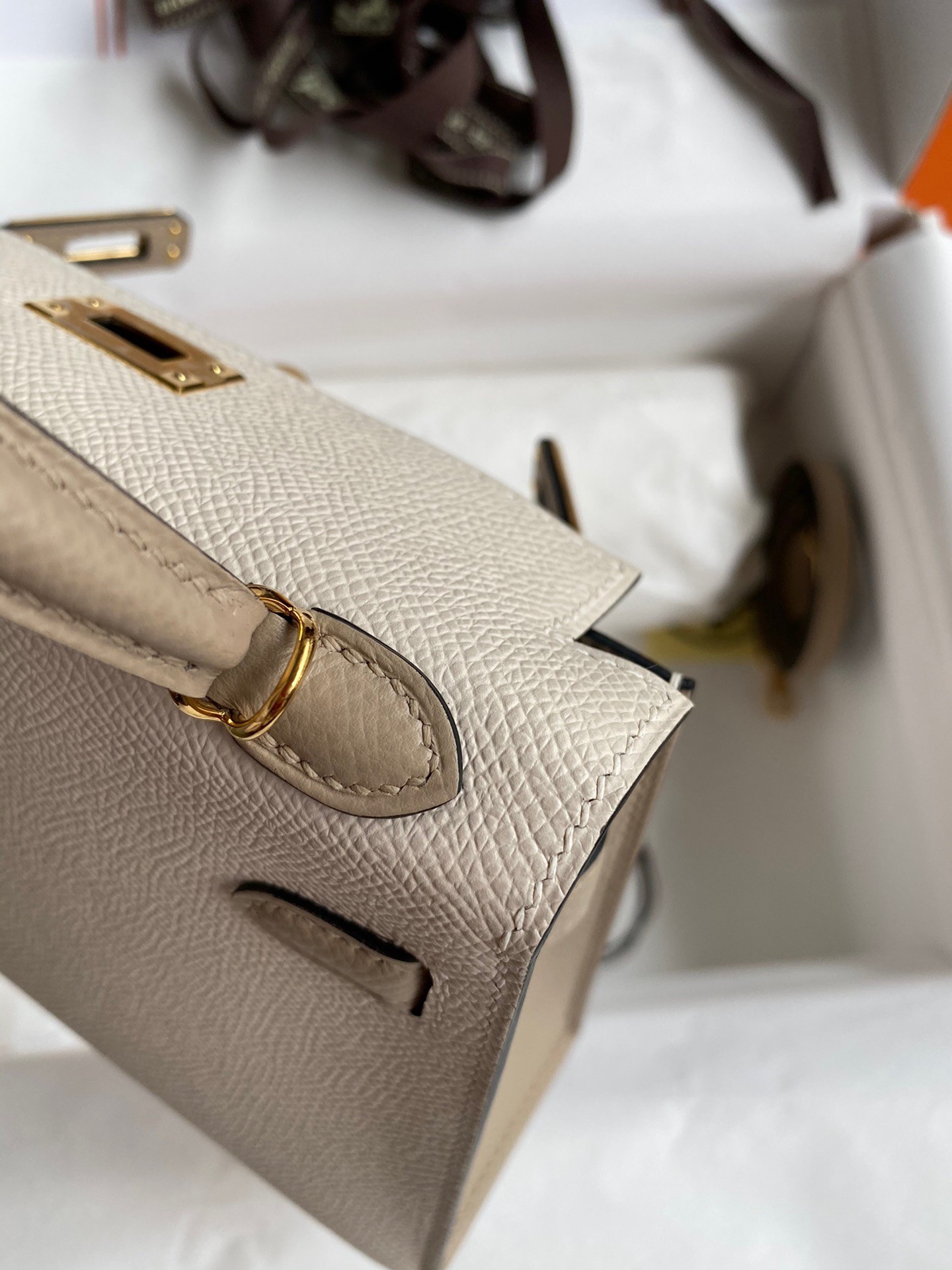 H**mes kelly mini ii sellier bicolor handmade bag in craie and trench epsom calfskin