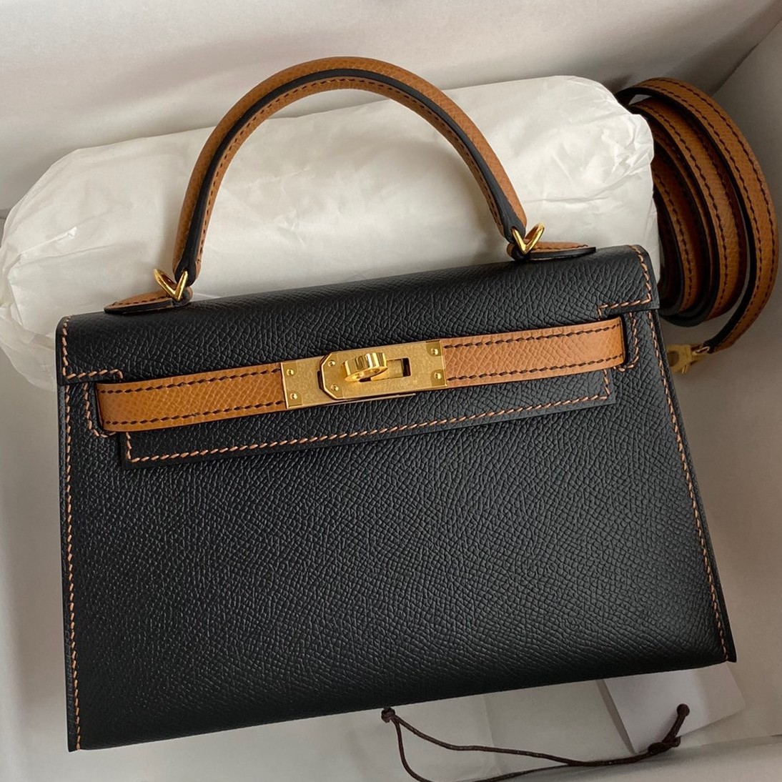 H**mes kelly mini ii sellier bicolor handmade bag in black and gold epsom calfskin