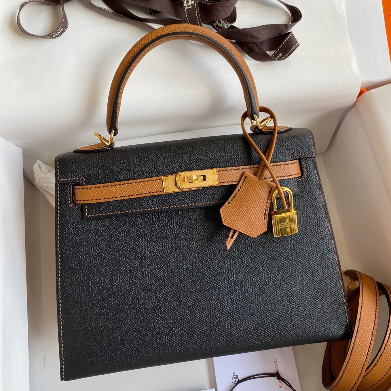 H**mes kelly sellier 25 bicolor bag in black and gold epsom calfskin