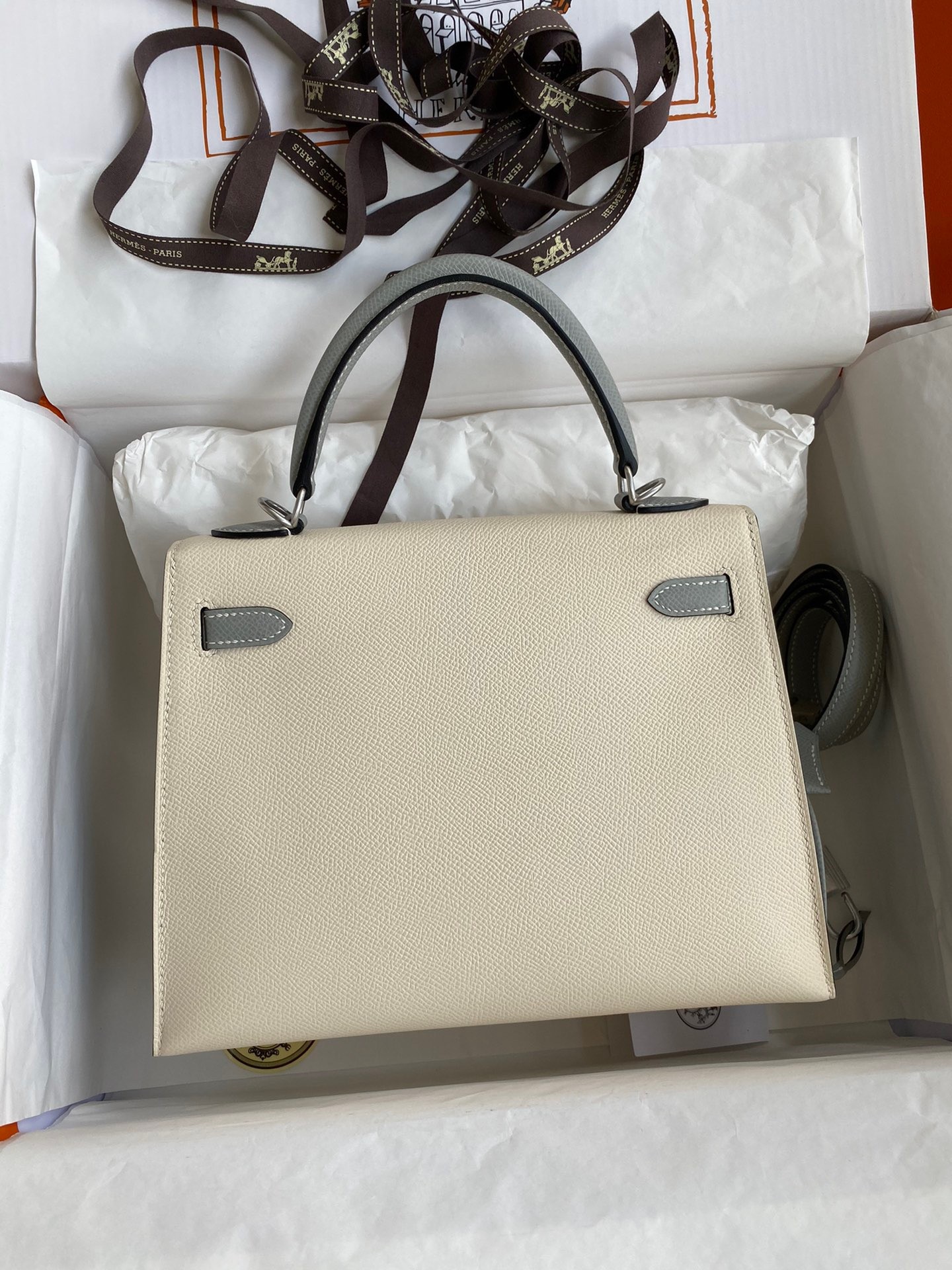 H**mes kelly sellier 25 bicolor bag in craie and gris mouette epsom calfskin