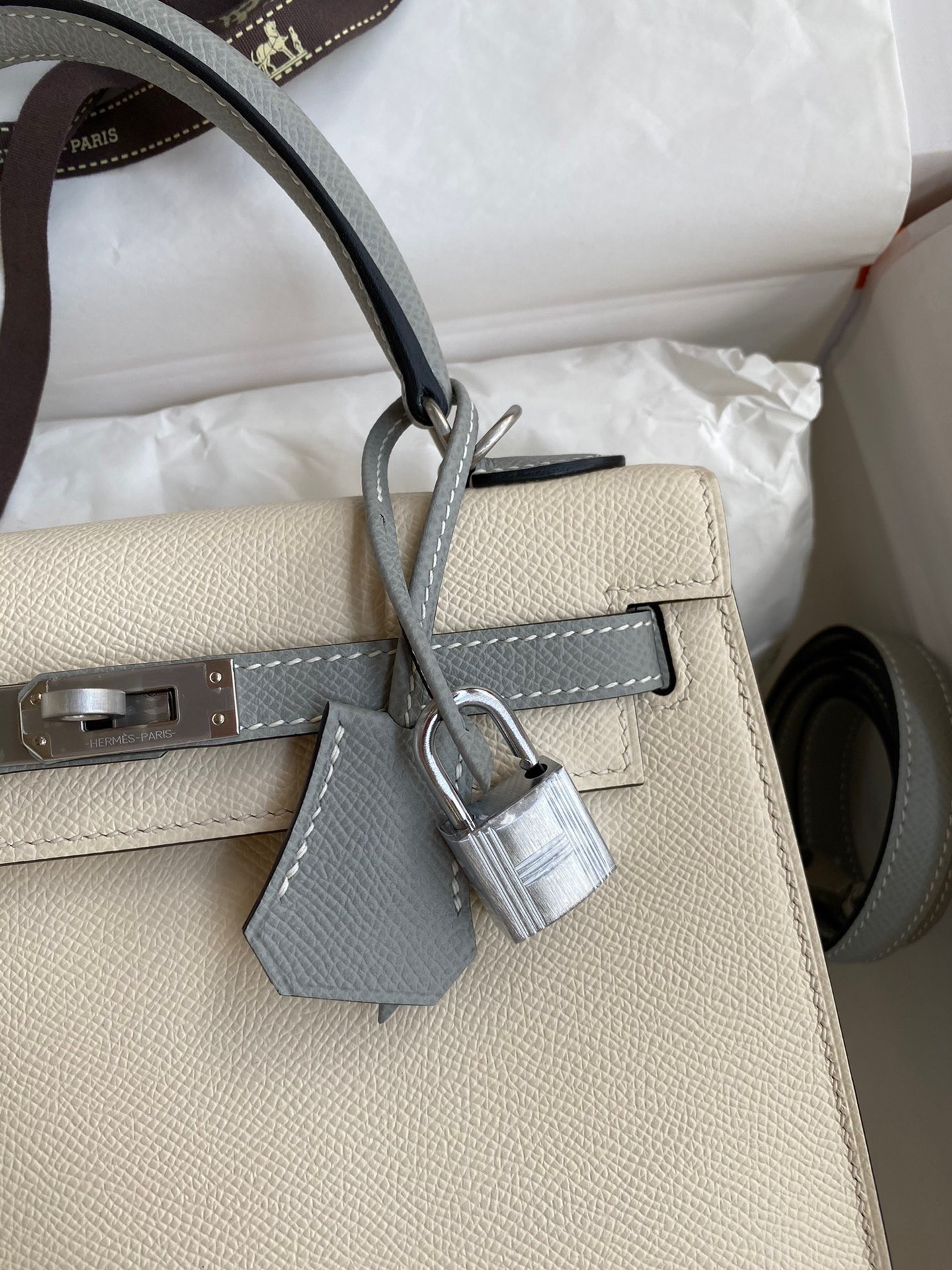 H**mes kelly sellier 25 bicolor bag in craie and gris mouette epsom calfskin