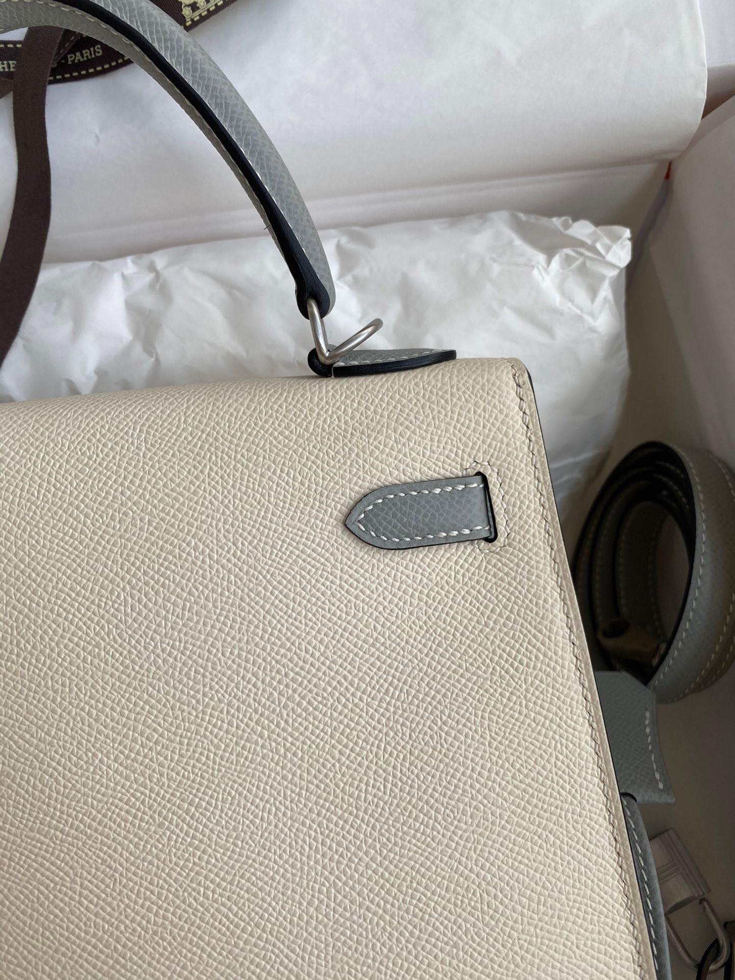 H**mes kelly sellier 25 bicolor bag in craie and gris mouette epsom calfskin