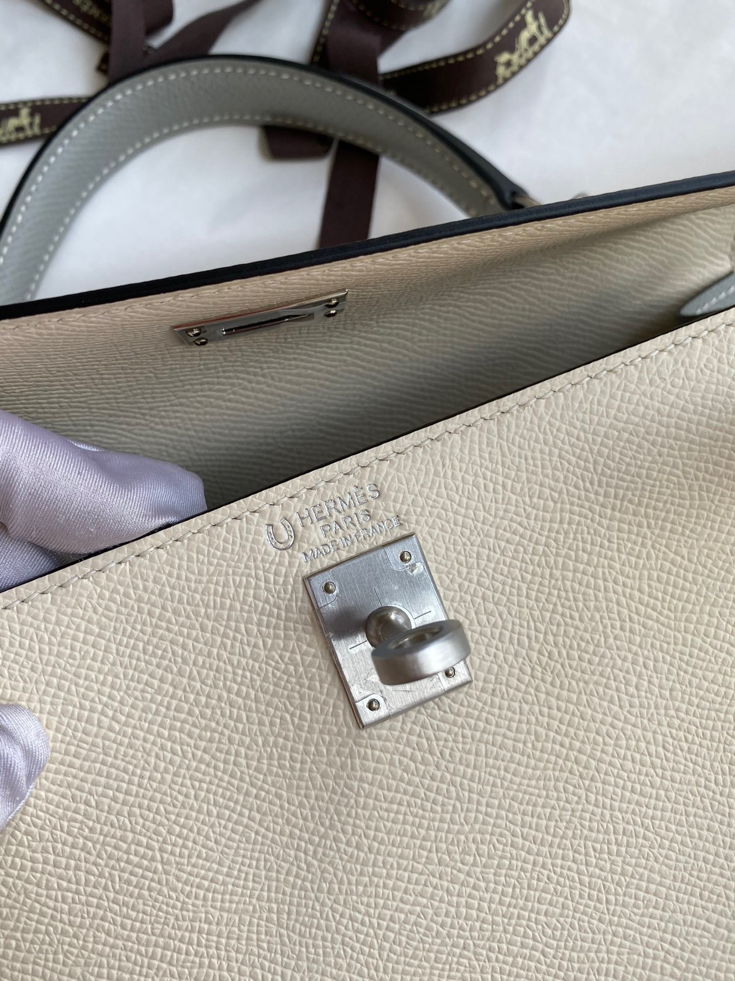 H**mes kelly sellier 25 bicolor bag in craie and gris mouette epsom calfskin