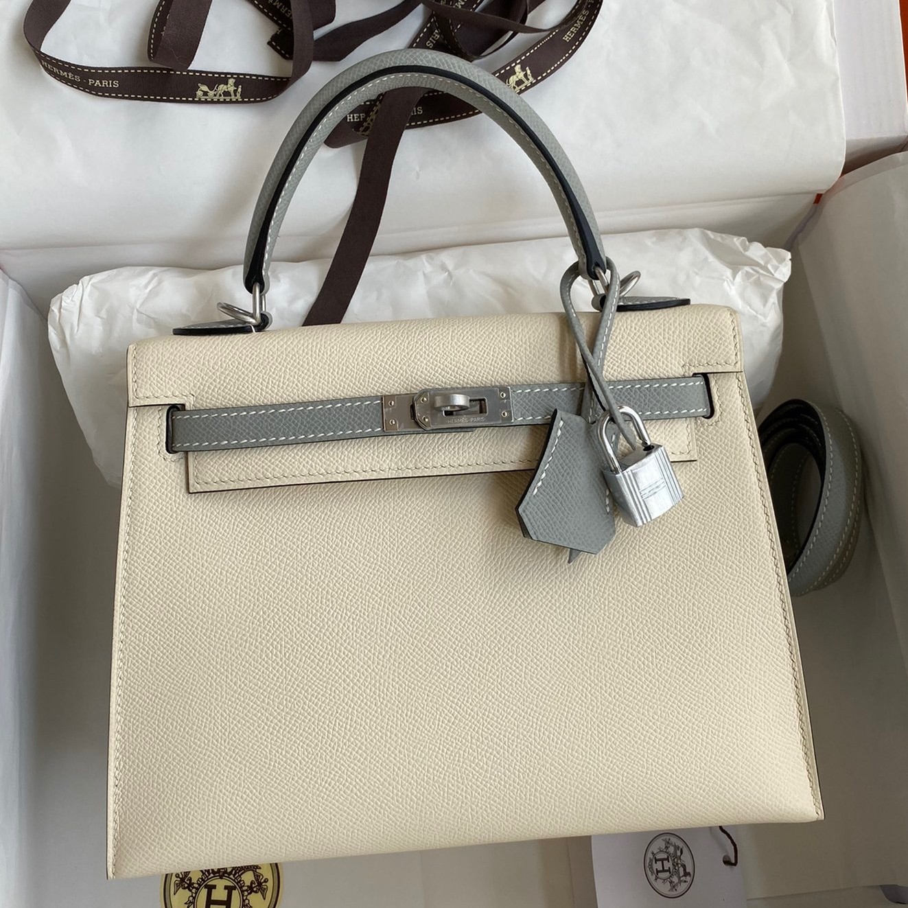 H**mes kelly sellier 25 bicolor bag in craie and gris mouette epsom calfskin