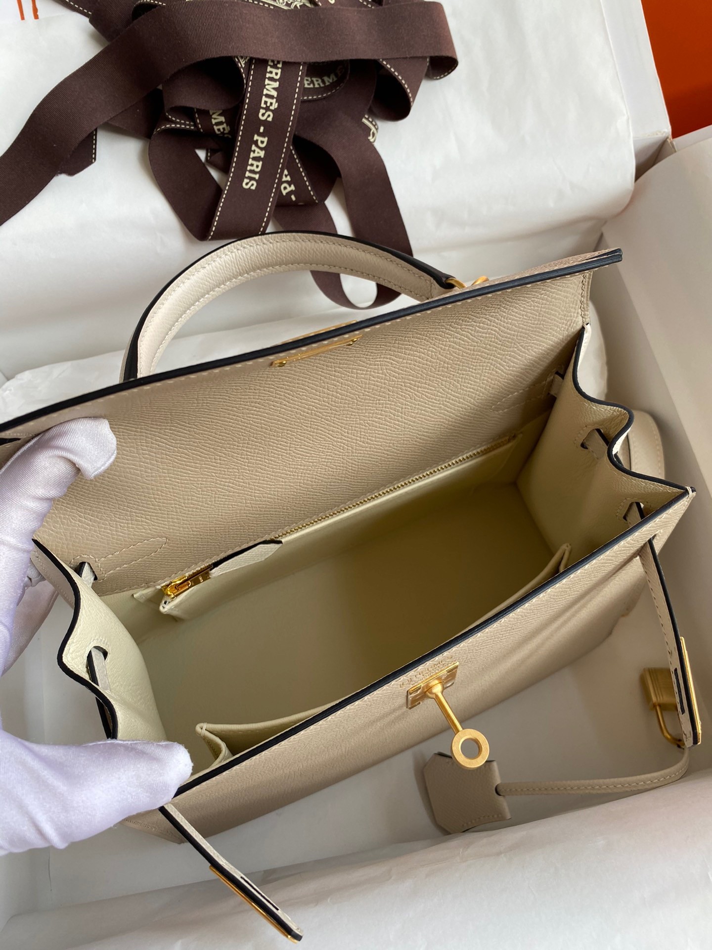 H**mes kelly sellier 25 bicolor bag in trench and craie epsom calfskin