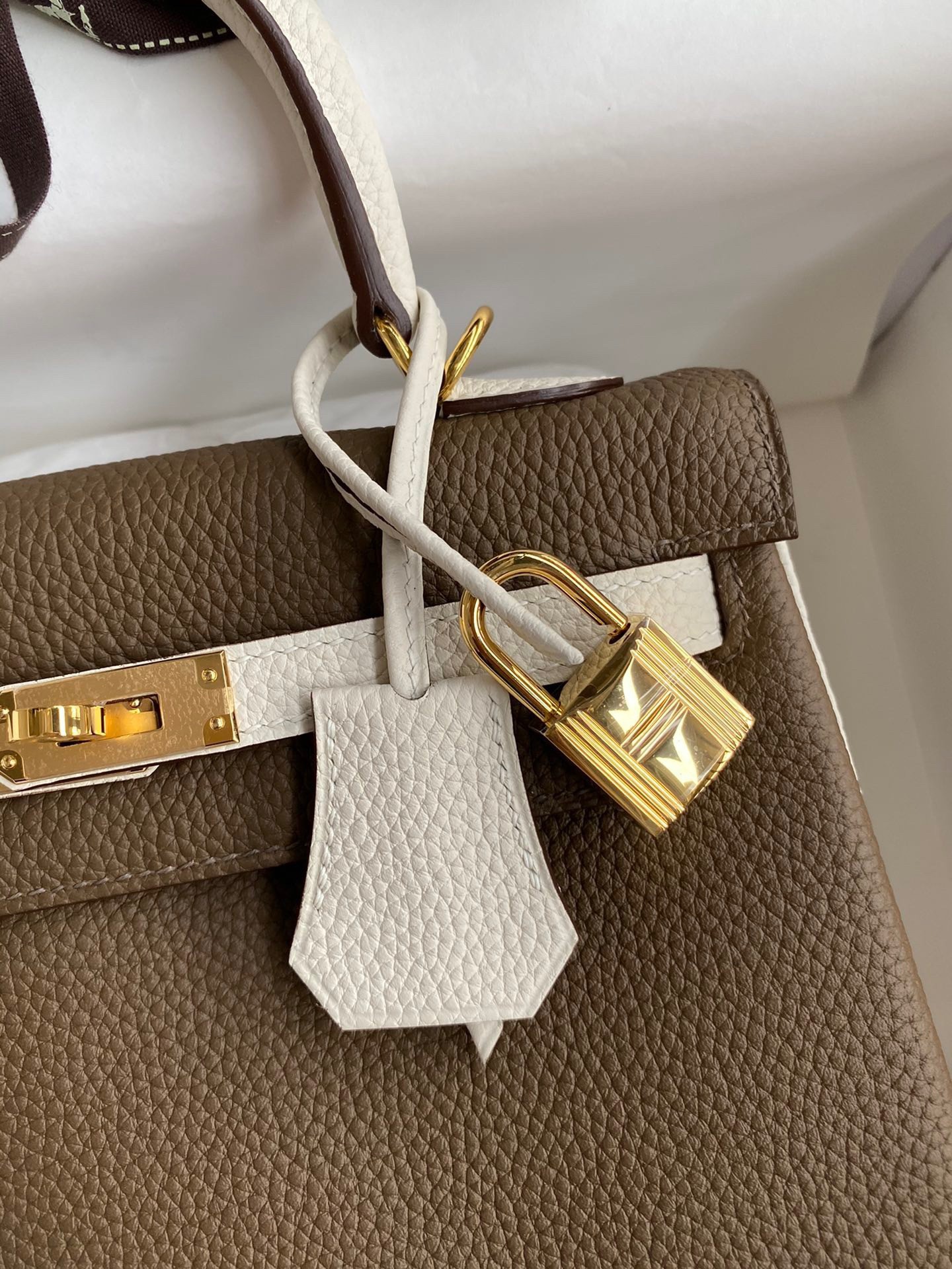 H**mes kelly retourne 25 bicolor bag in taupe and craie clemence calfskin