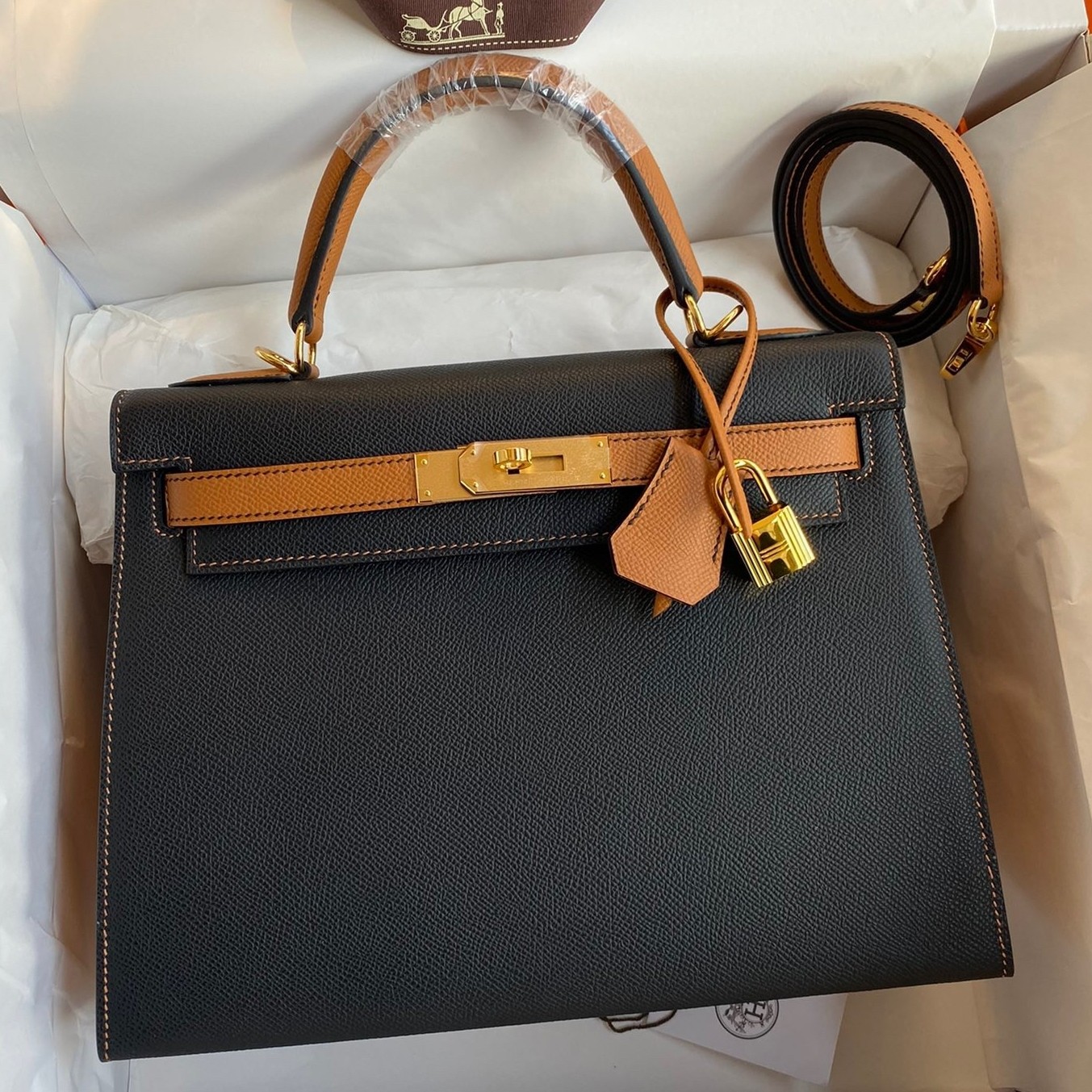 H**mes kelly sellier 28 bicolor bag in black and gold epsom calfskin