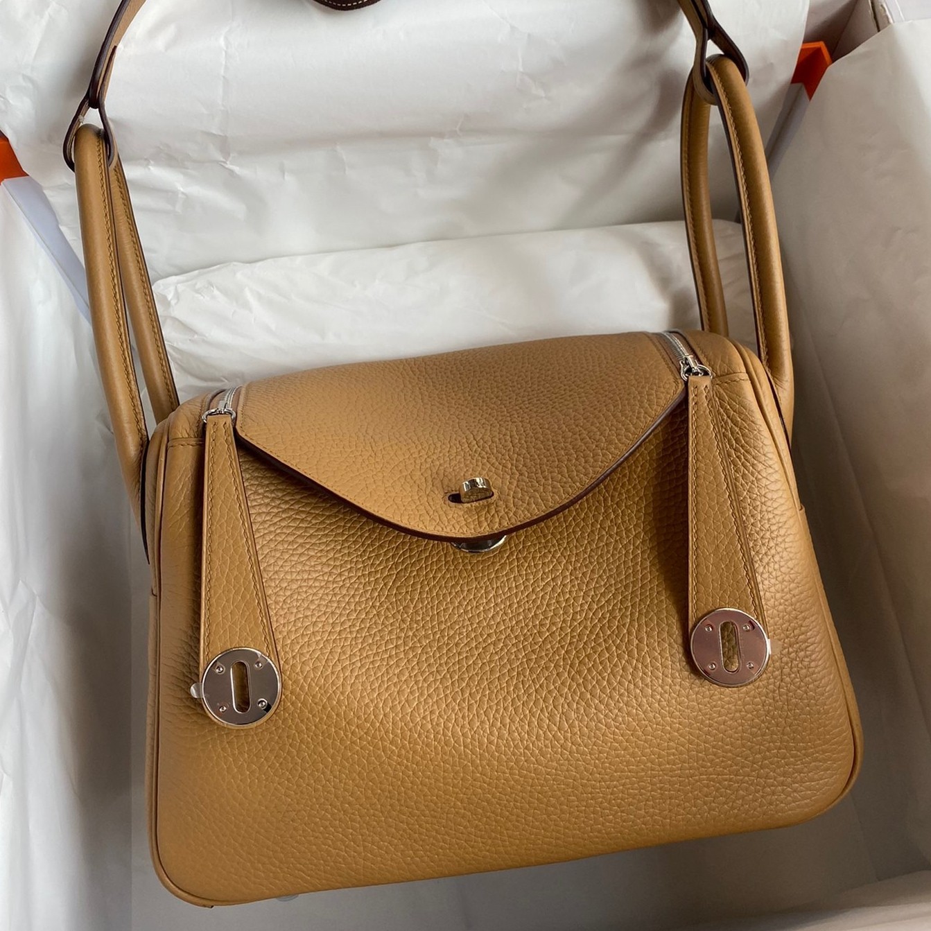 H**mes lindy 26 handmade bag in biscuit clemence leather