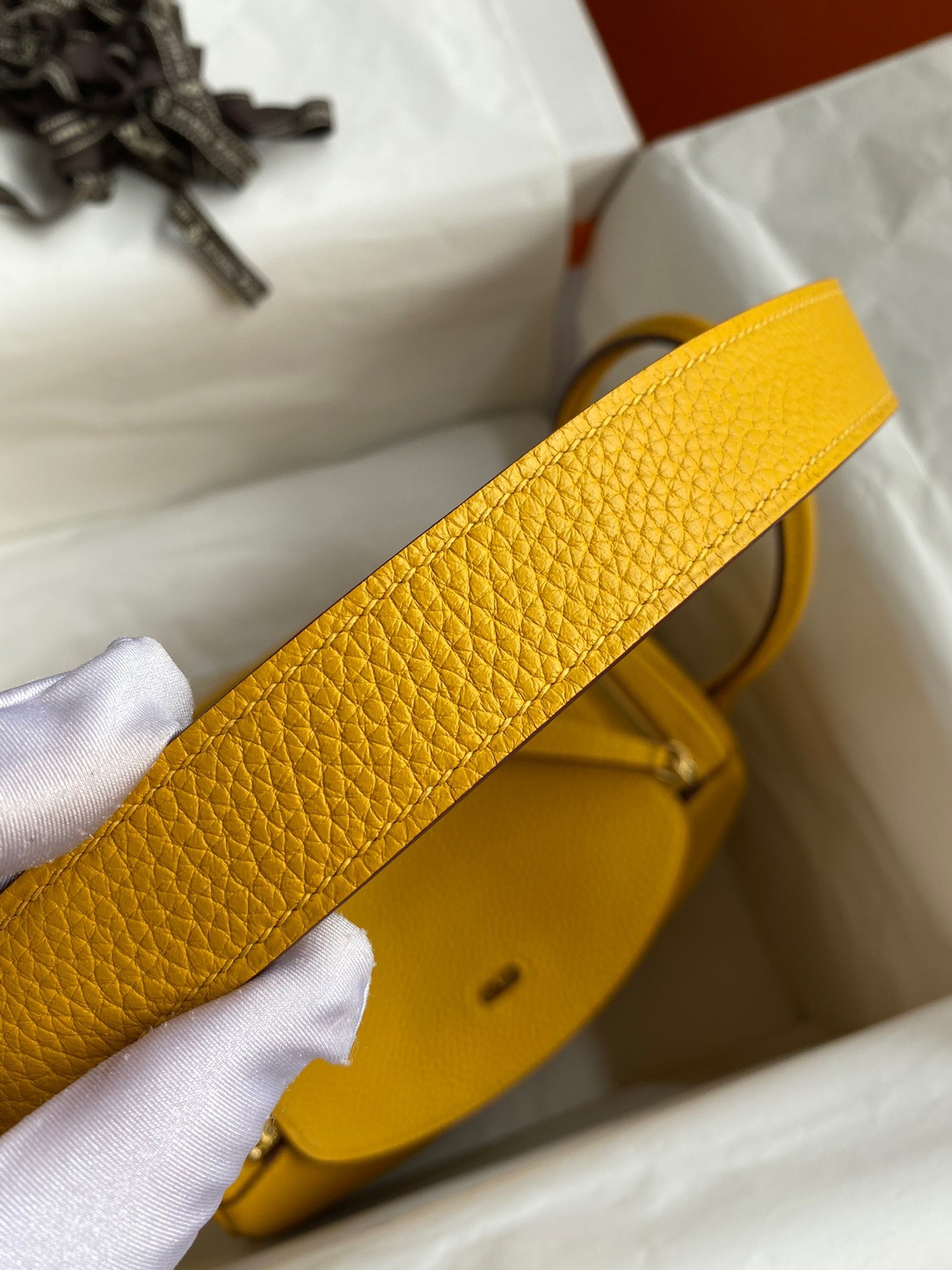 H**mes lindy 26 handmade bag in jaune ambre clemence leather