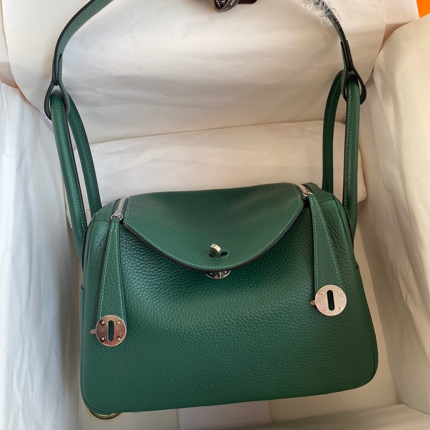 H**mes lindy 26 handmade bag in malachite clemence leather