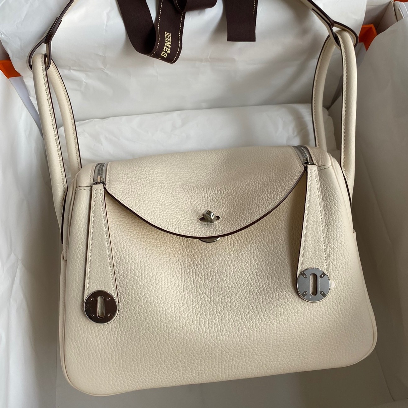 H**mes lindy 26 handmade bag in nata clemence leather