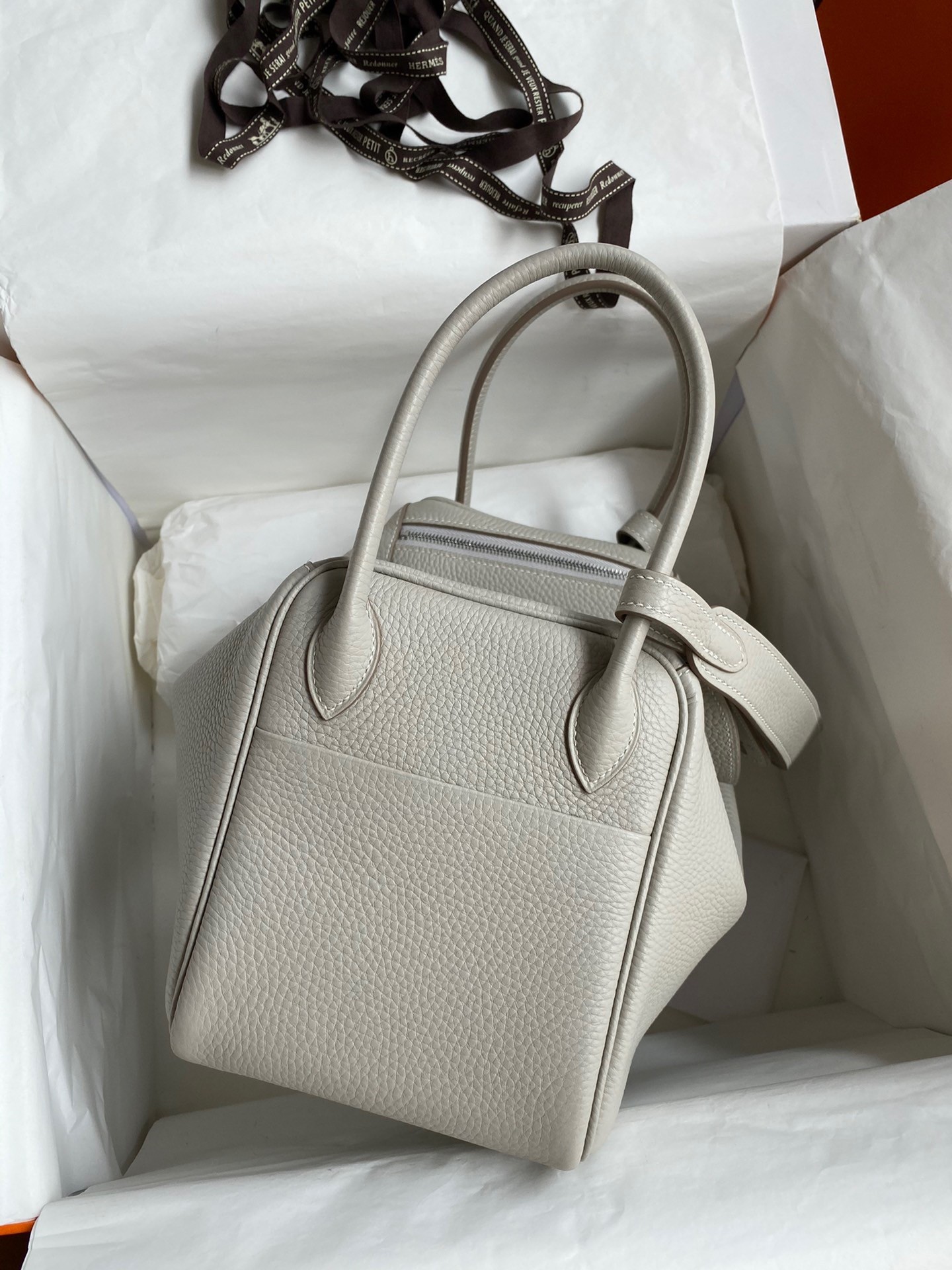 H**mes lindy 26 handmade bag in pearl grey clemence leather