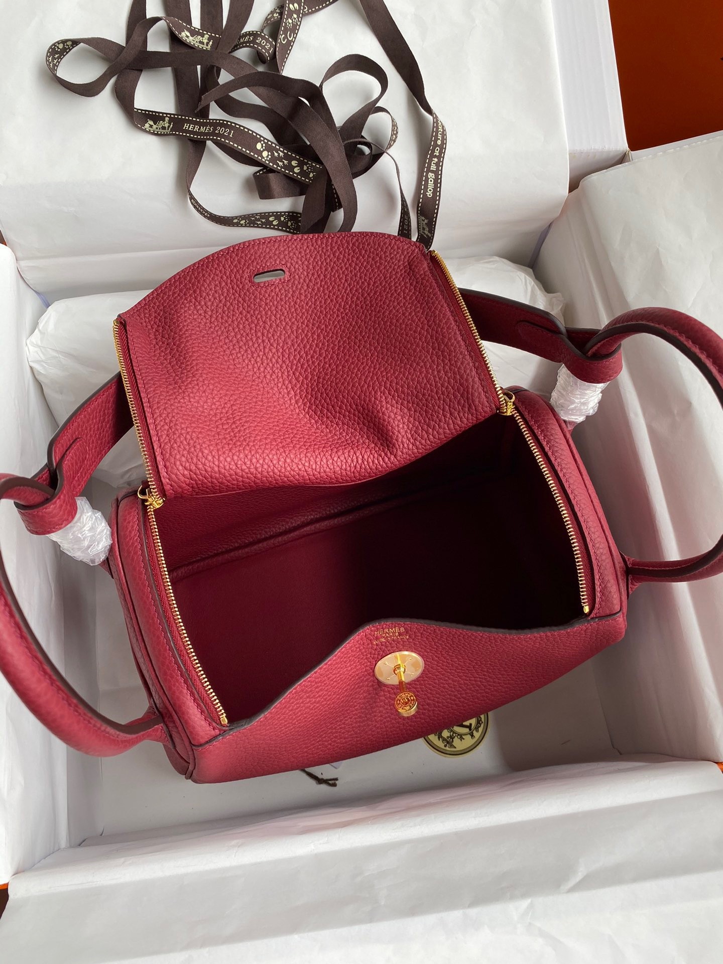 H**mes lindy 26 handmade bag in ruby clemence leather
